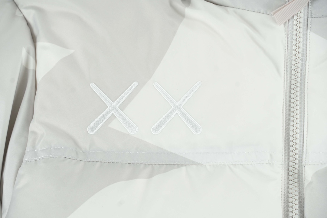 [Copy]THE NORTH FACE x XX Kaws joint model FW22 1996 Nuptse Jacket down jacket（NF0A7WLU-944）