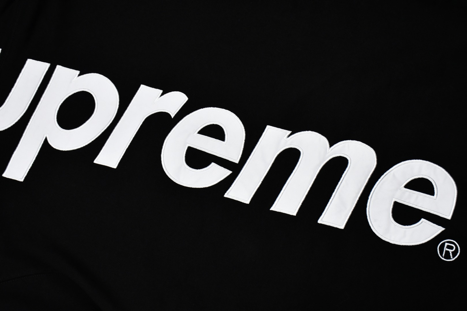 Supreme Satin Appliqué Hooded Sweatshirt“black”（SUP-FW18-438）