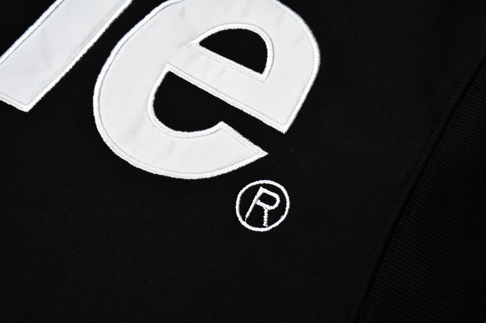 Supreme Satin Appliqué Hooded Sweatshirt“black”（SUP-FW18-438）