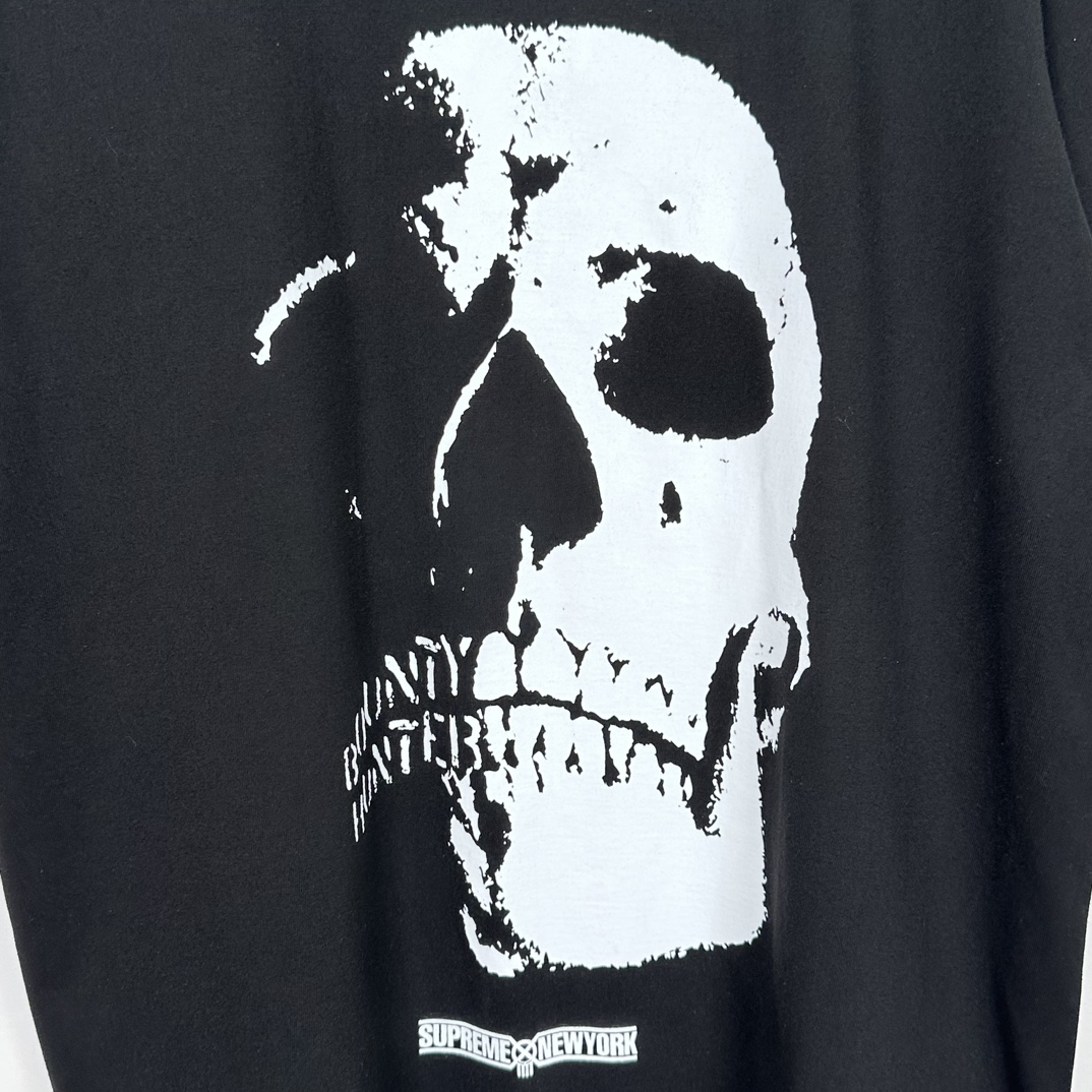 Supreme Bounty Hunter Skulls Tee "Black"（SUP-FW23-107）