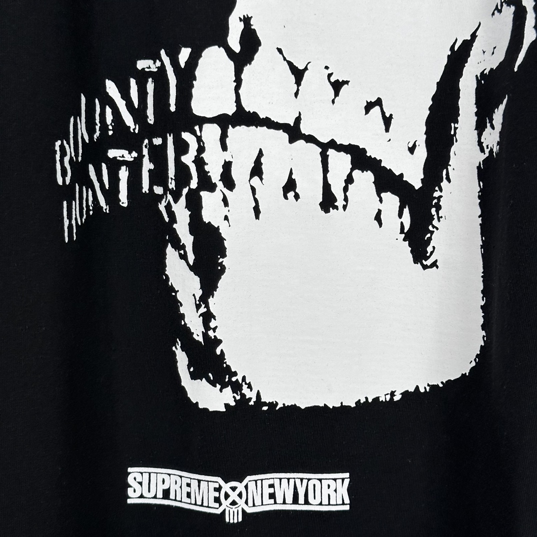 Supreme Bounty Hunter Skulls Tee "Black"（SUP-FW23-107）