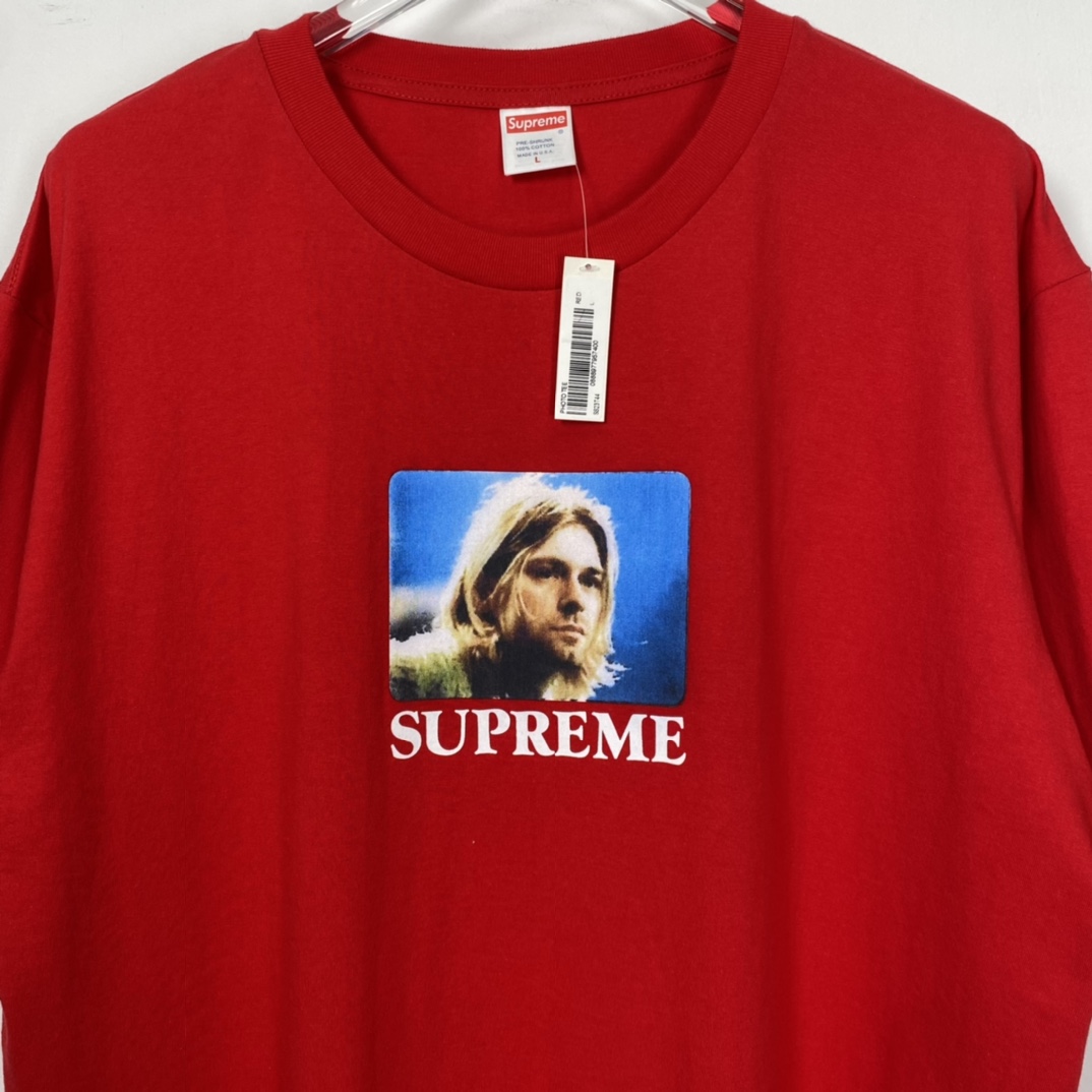 Supreme Kurt Cobain Tee "Red"（SUP-SS23-013）