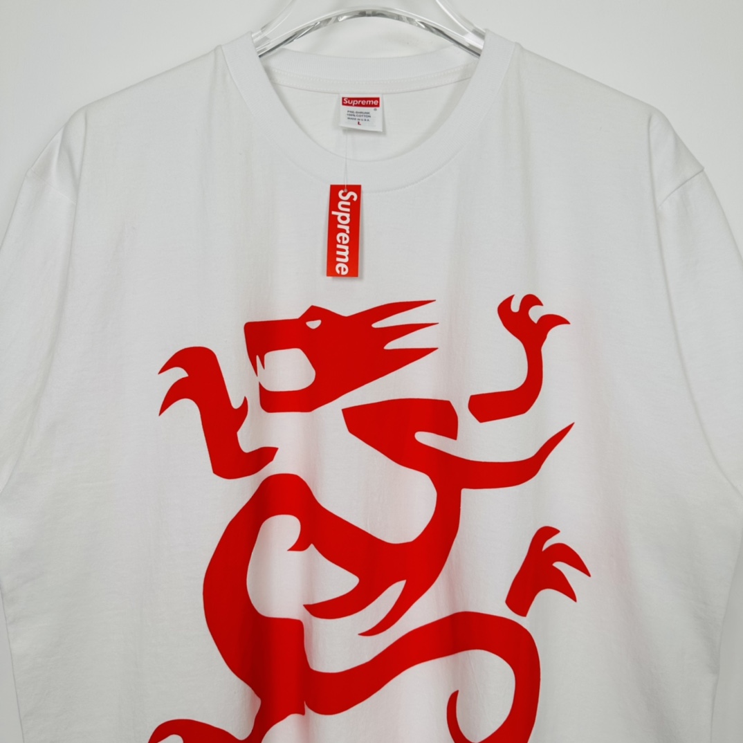 Supreme Mobb Deep Dragon Tee "White"（SUP-SS23-280）