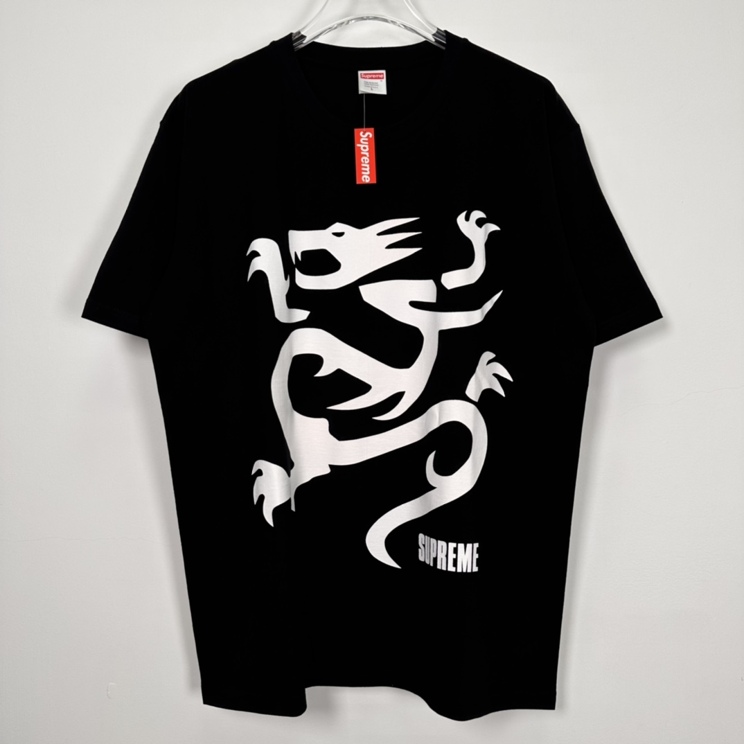 Supreme Mobb Deep Dragon Tee "Black"（SUP-SS23-284）
