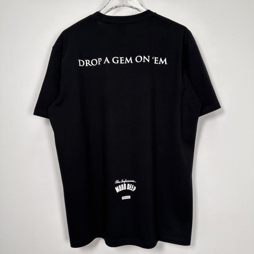 Supreme Mobb Deep Dragon Tee "Black"（SUP-SS23-284）