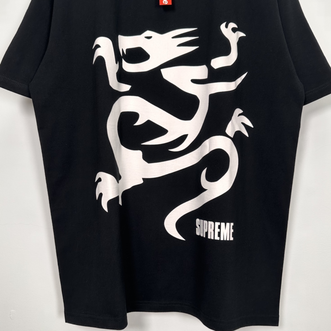 Supreme Mobb Deep Dragon Tee "Black"（SUP-SS23-284）