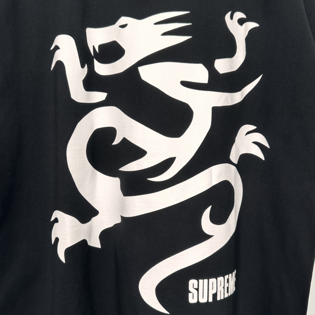 Supreme Mobb Deep Dragon Tee "Black"（SUP-SS23-284）