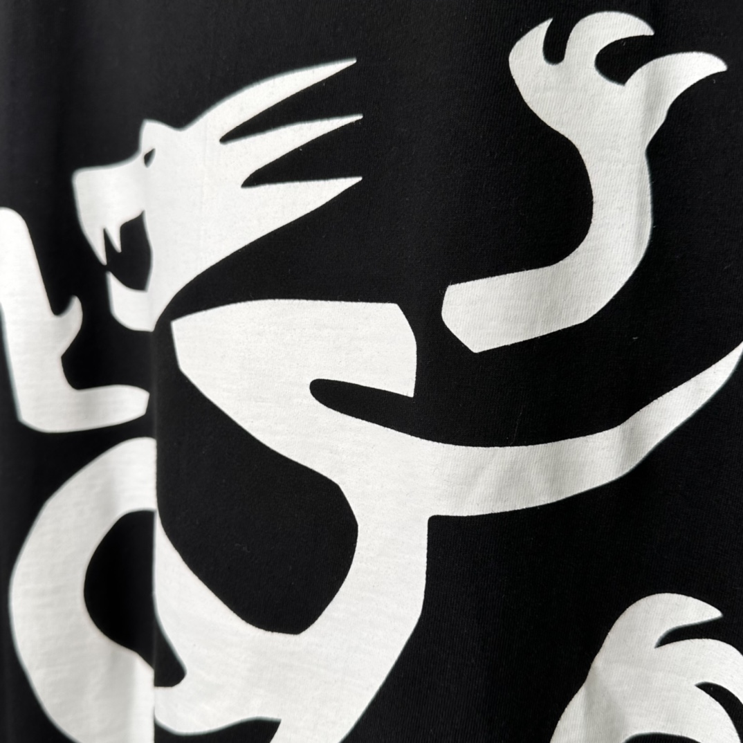 Supreme Mobb Deep Dragon Tee "Black"（SUP-SS23-284）