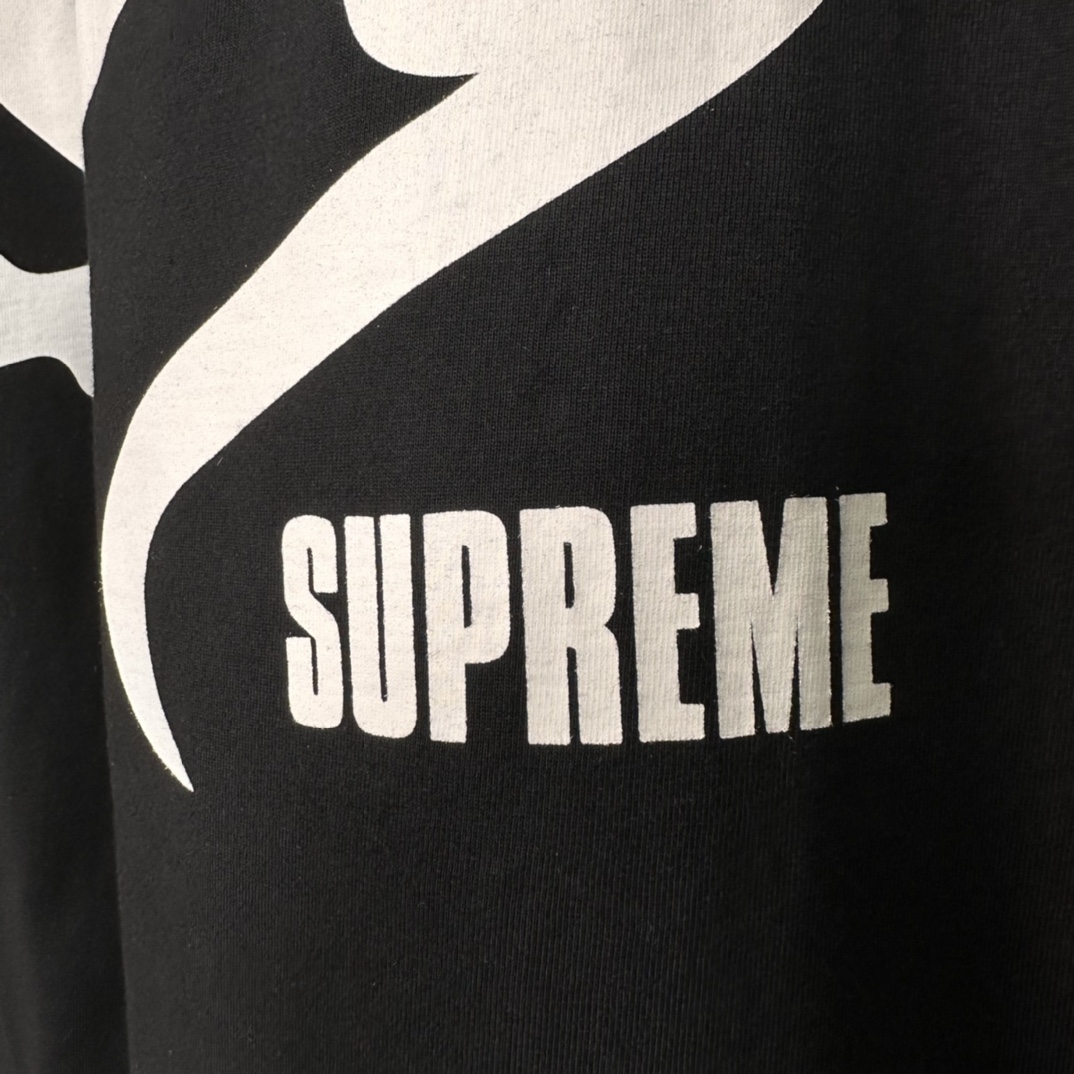 Supreme Mobb Deep Dragon Tee "Black"（SUP-SS23-284）