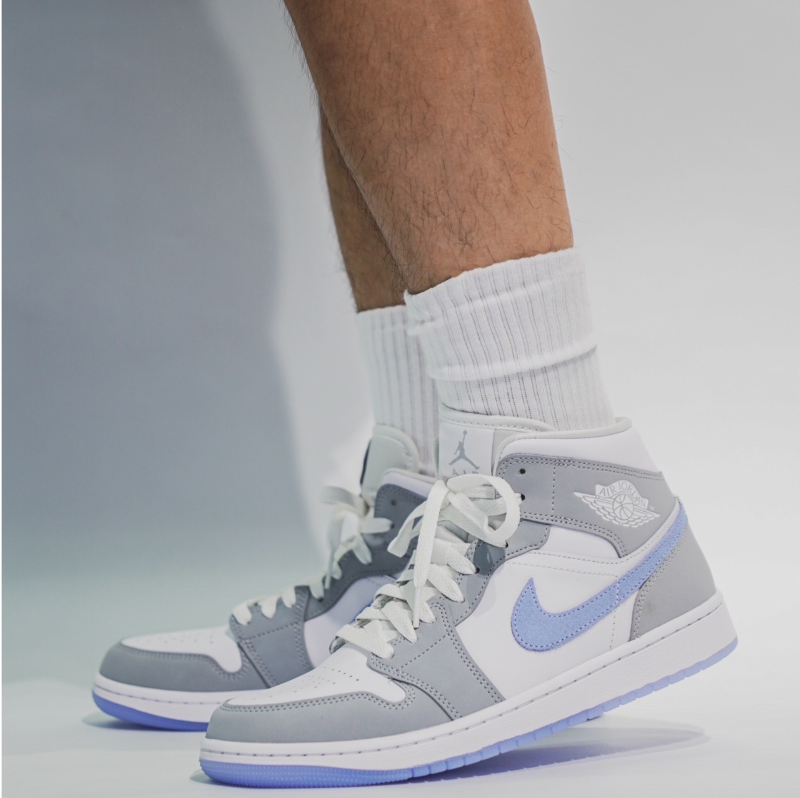 Giày Nike Wmns Air Jordan 1 Mid 