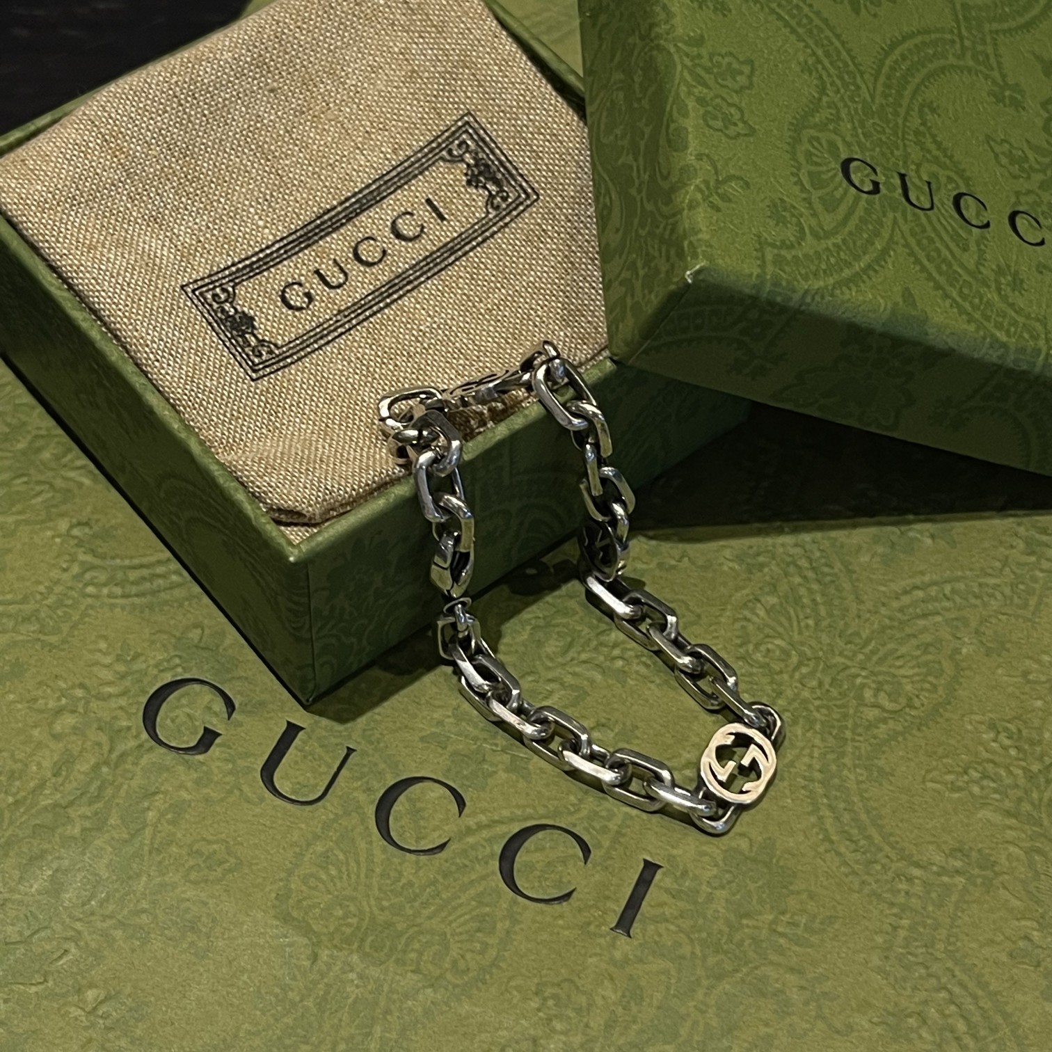 GUCCIグッチ GGミツバチ彫刻ブレスレットシルバー（728264-J8400