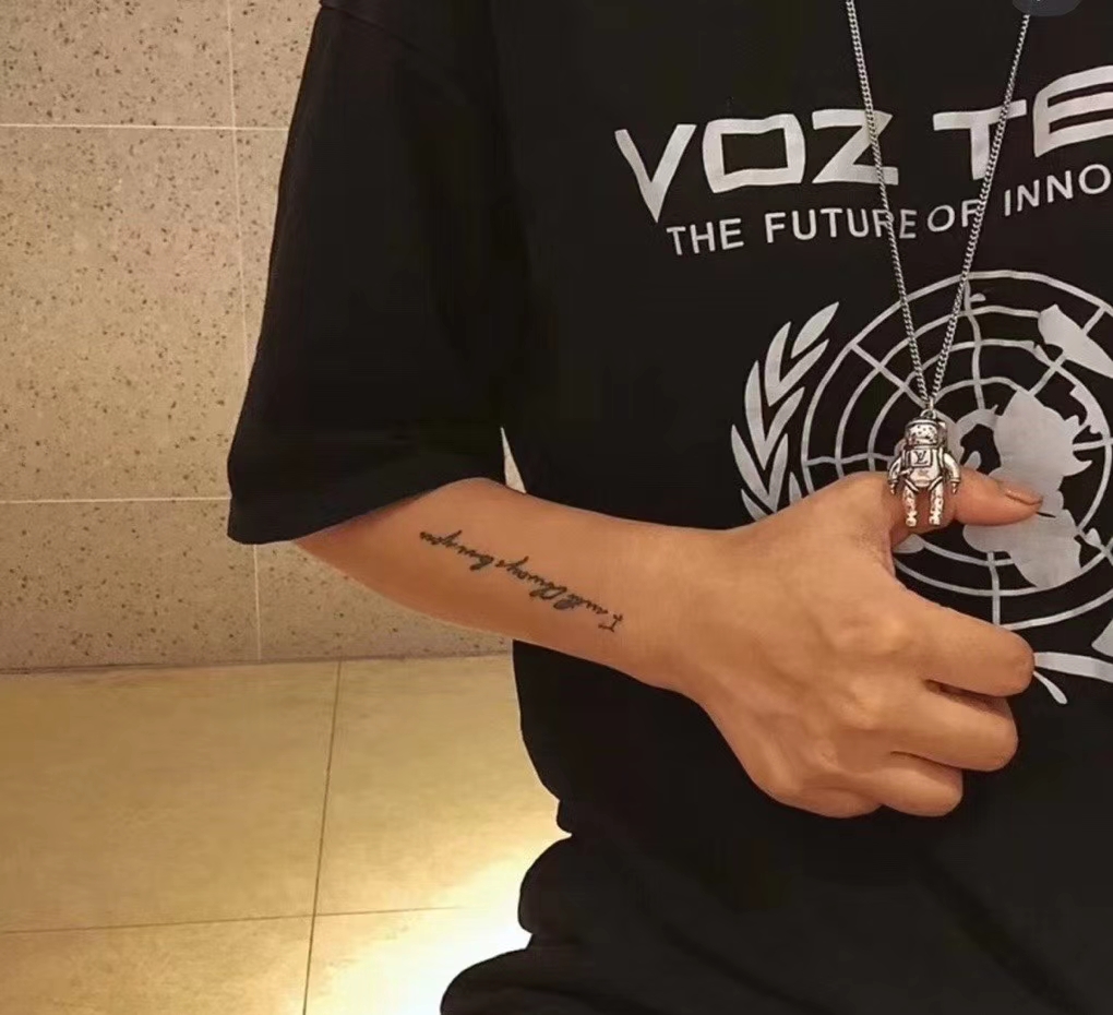 Louis Vuitton Necklace Astronaut (M2222)