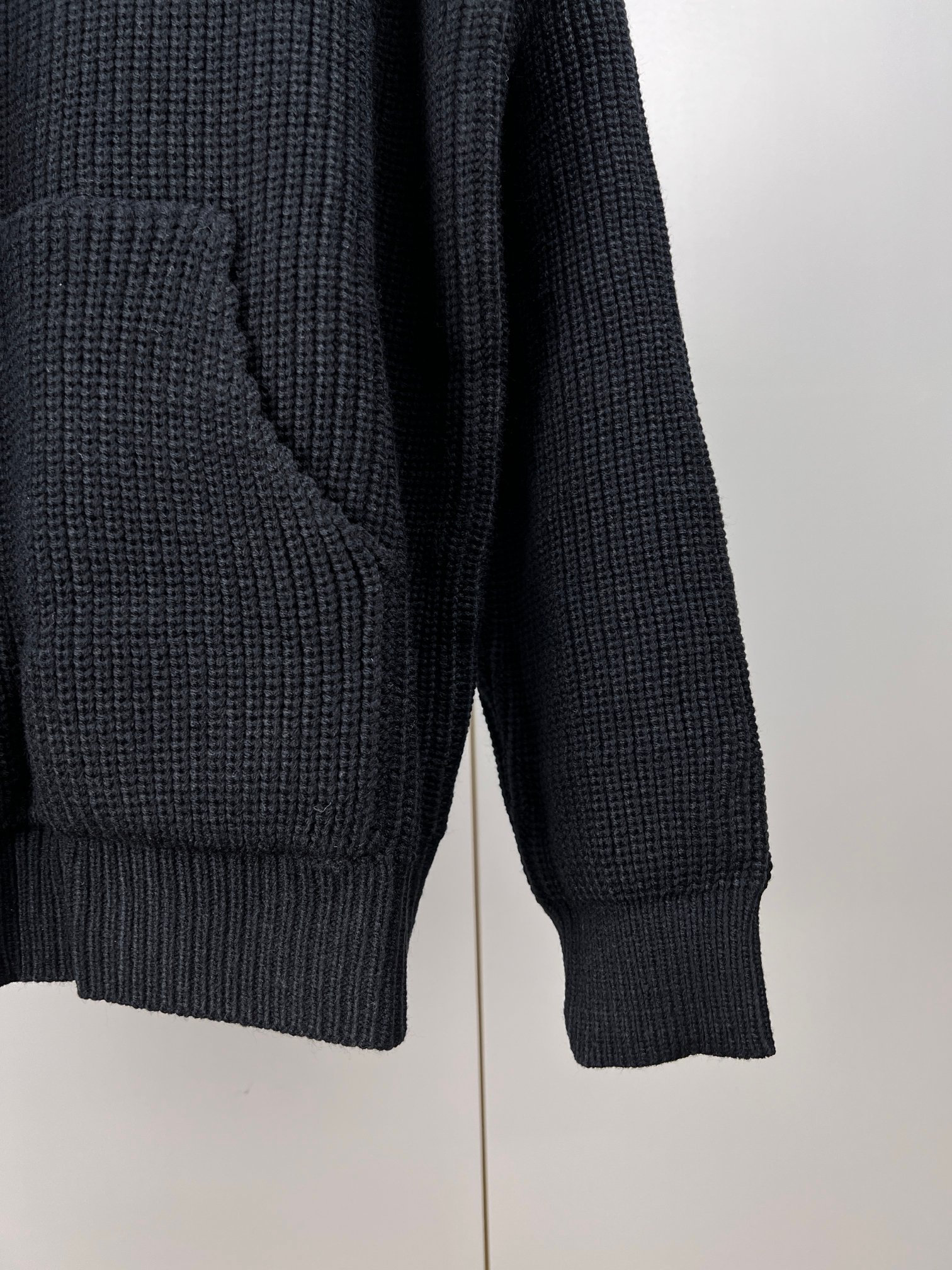 CELINE FW22 hooded pullover (2A85W423P-07MR）