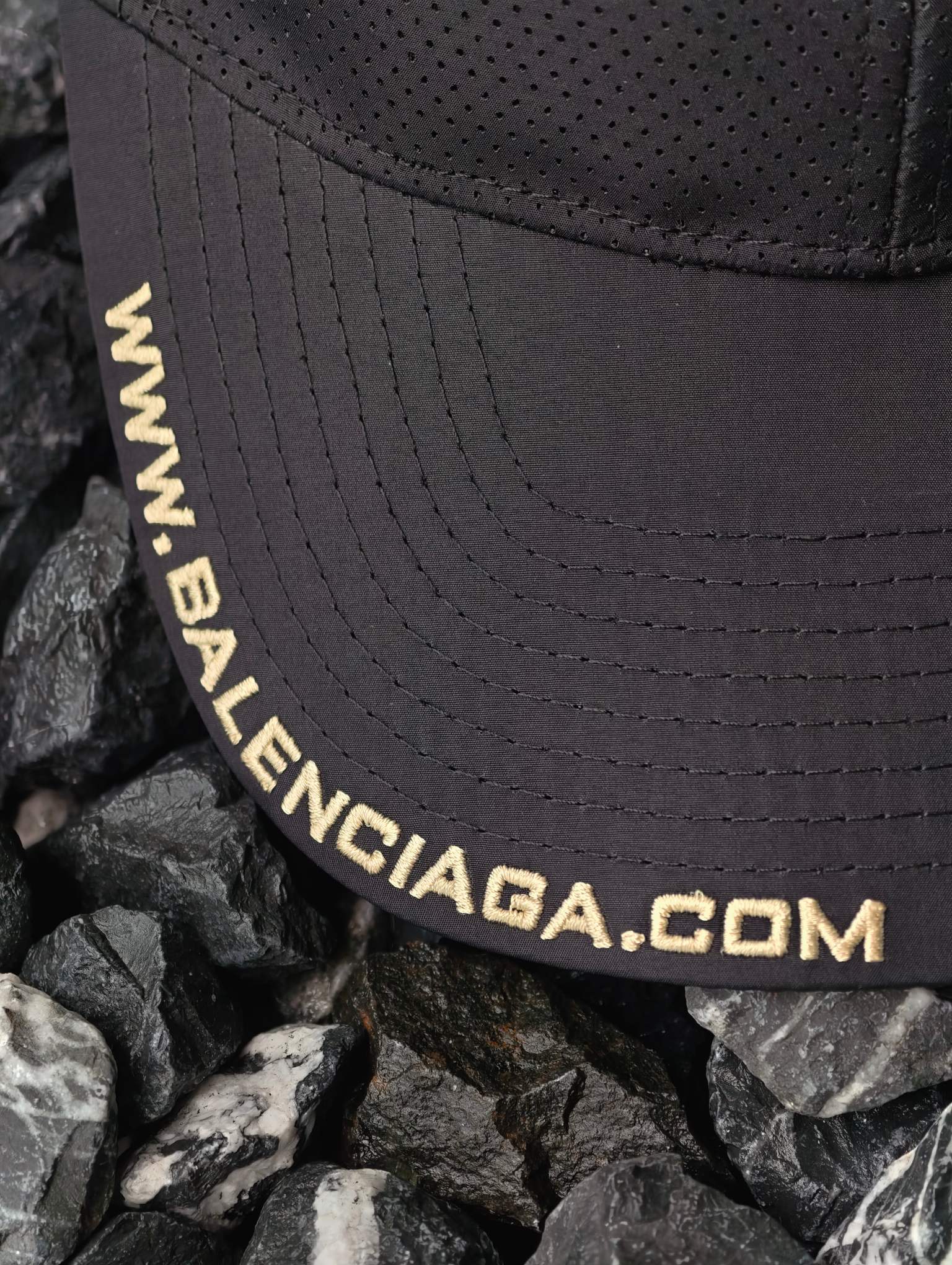 Balenciaga Logo Embroidered Mesh Baseball Cap（8305664F1B6）