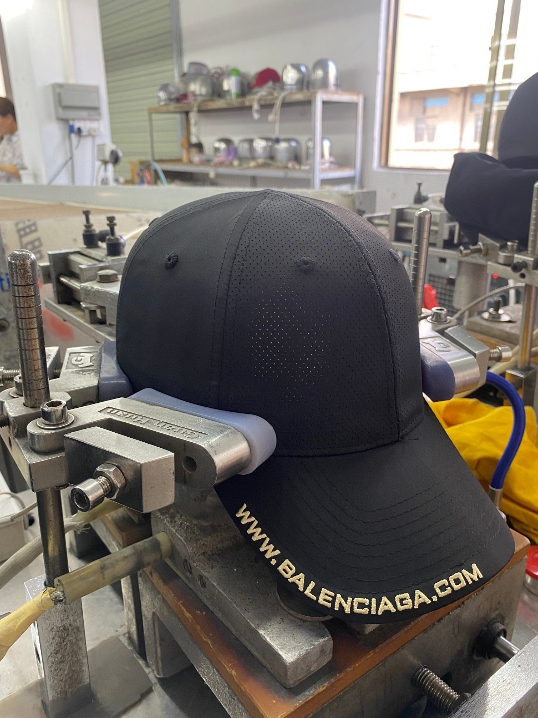 Balenciaga Logo Embroidered Mesh Baseball Cap（8305664F1B6）