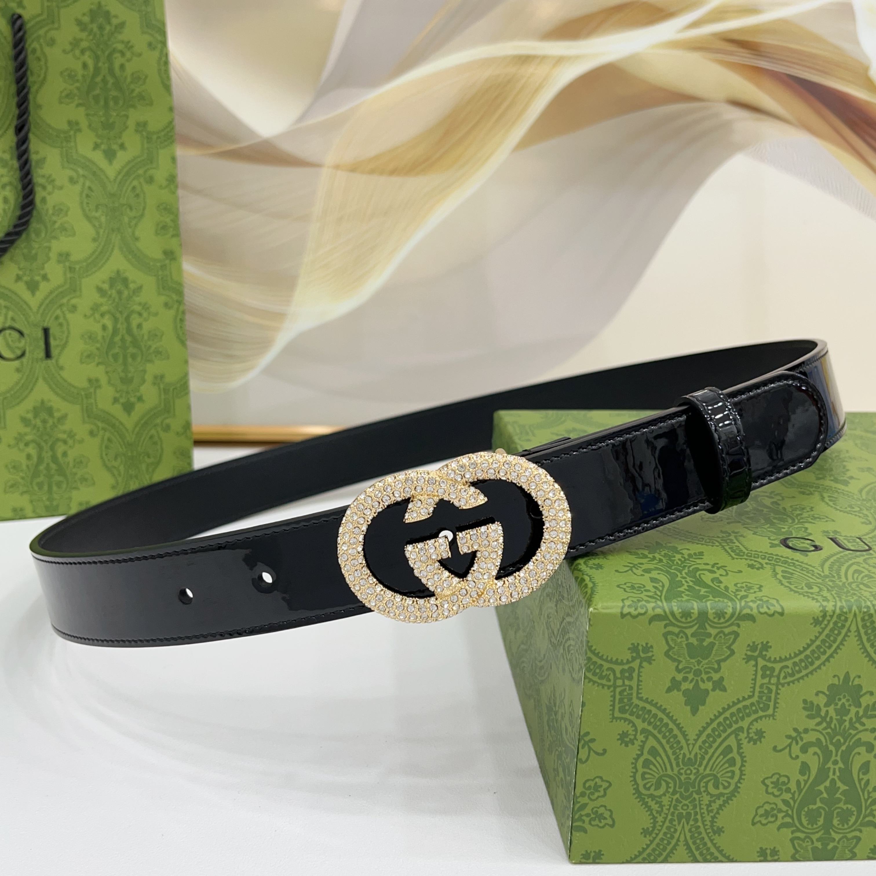 Gucci  thin belt with interlocking g buckle（‎849862 AAFDV 100012）