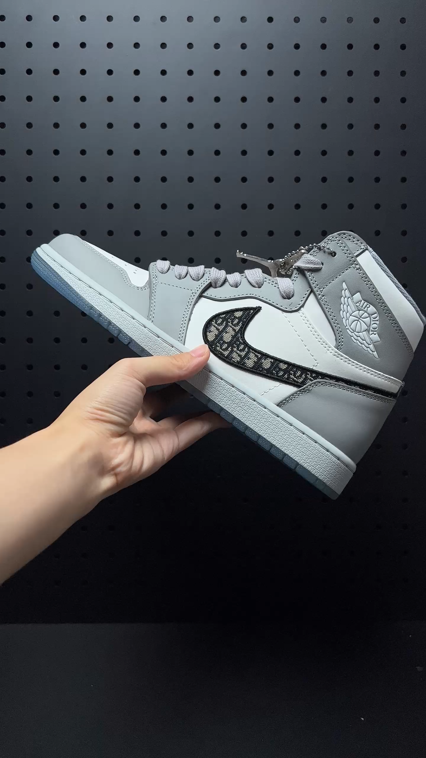 Dior × Nike Air Jordan 1 High OG Dior × Nike Air Jordan 1 High OG
