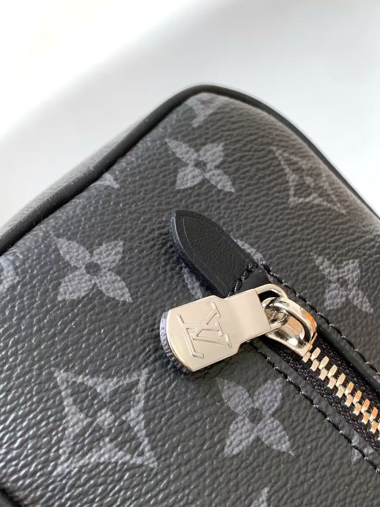 Louis Vuitton Locker Dopp Kit Monogram Eclipse (M83113）