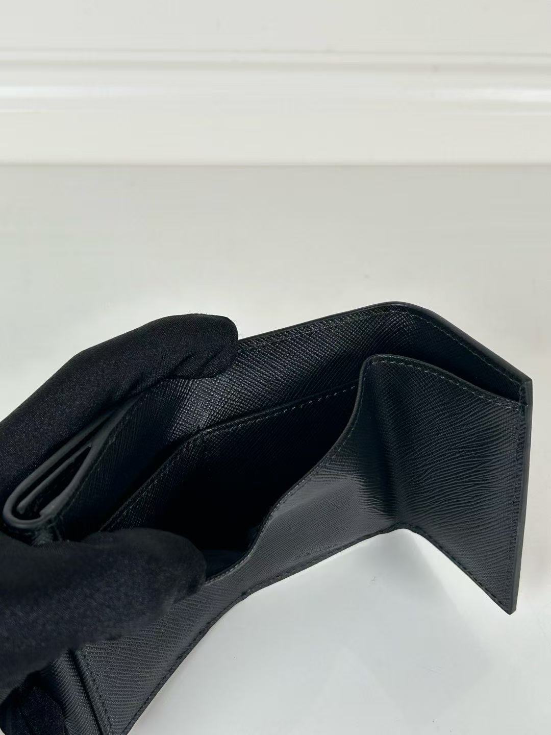 Prada Black Saffiano Triangle Wallet（2MH042_QHH_F0002）