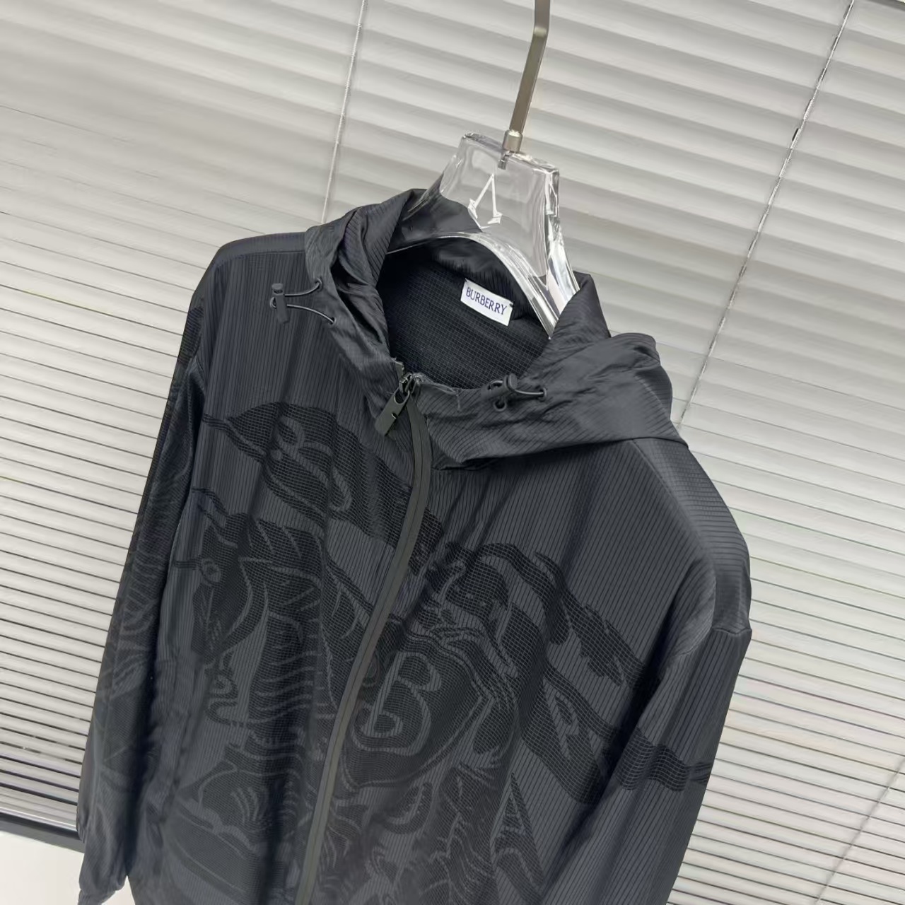 Burberry hooded printed zip-up jacket（BER2025002）