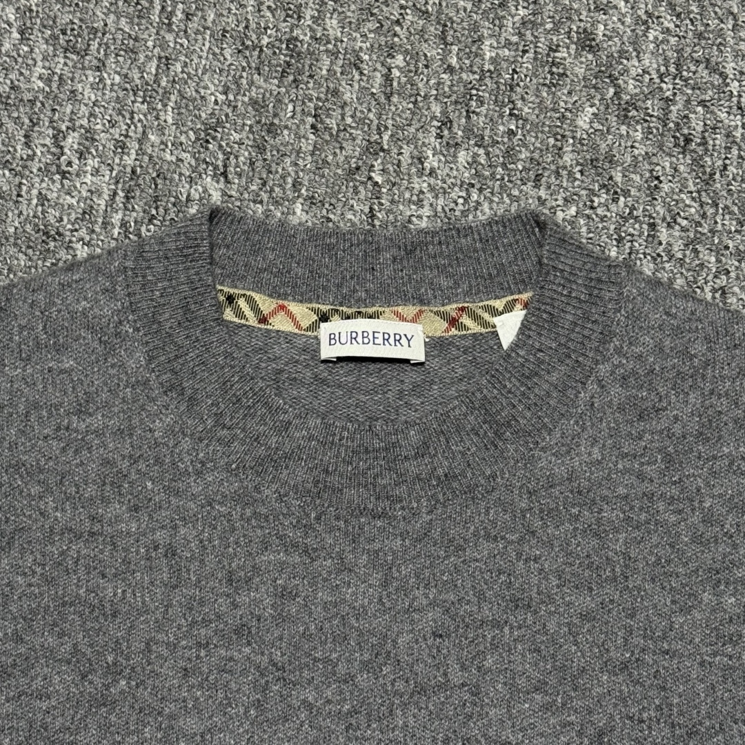 Burberry Cashmere Blend Sweater "Grey"（81130871)