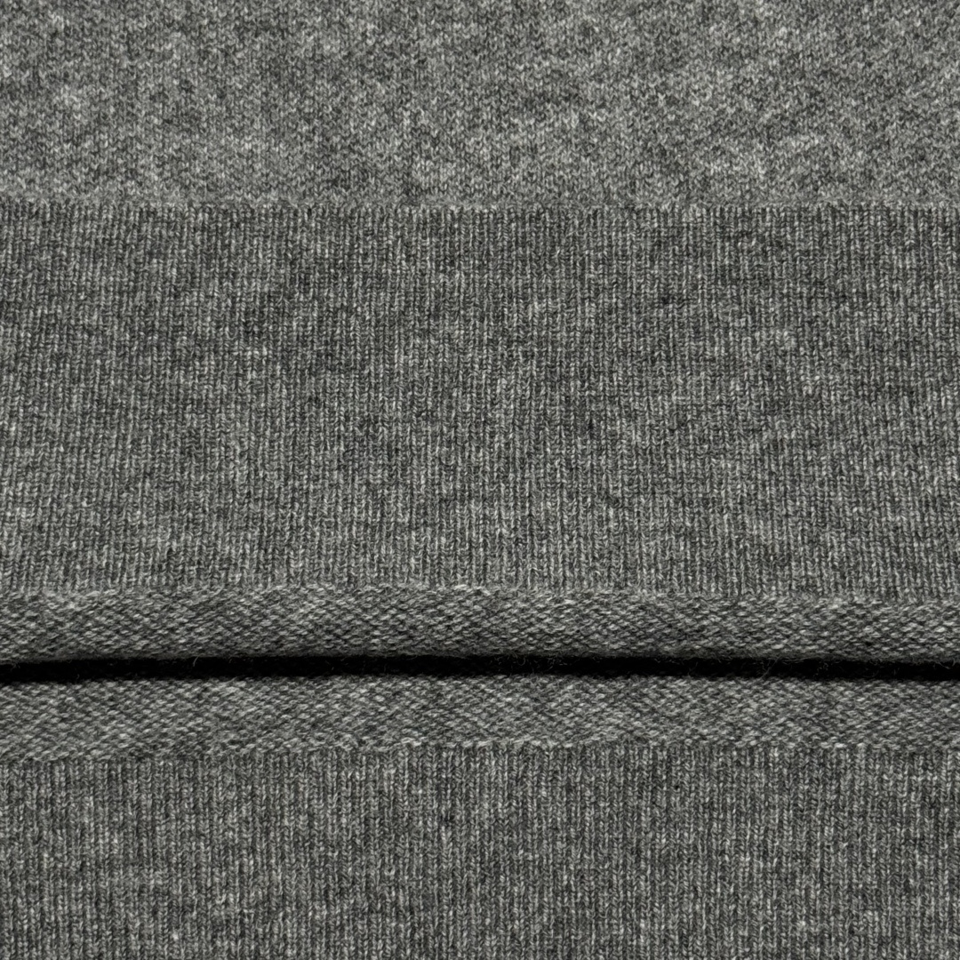 Burberry Cashmere Blend Sweater "Grey"（81130871)