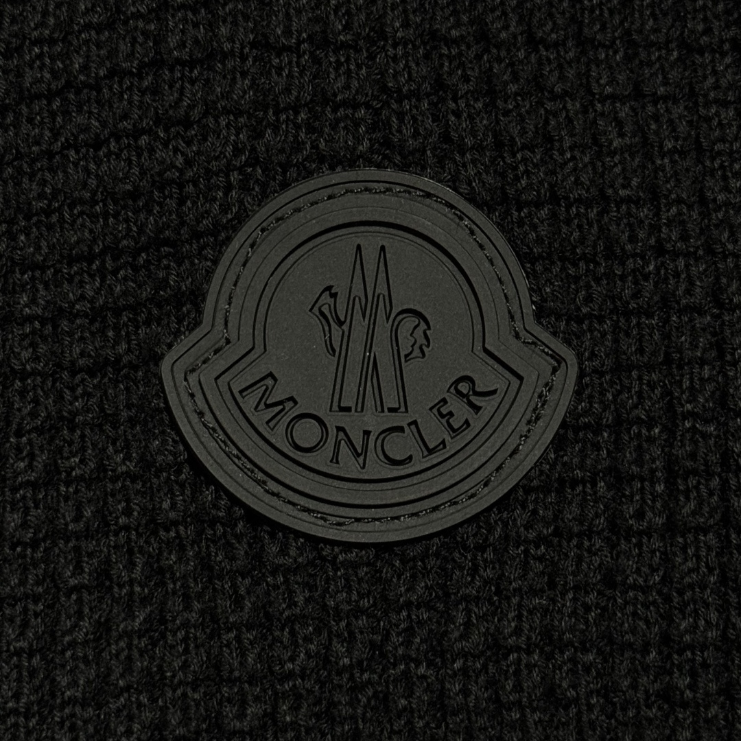 Moncler Off-White Crew Neck Sweater（K20919C00011M1367999）