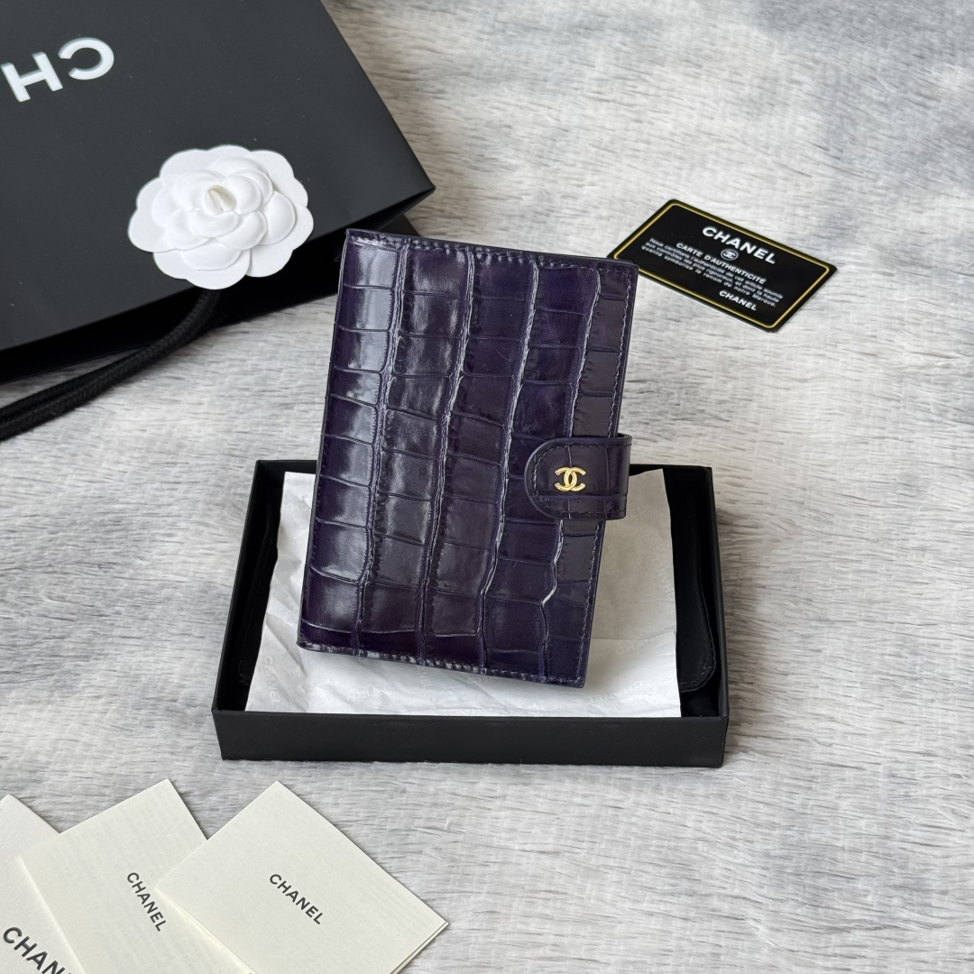 CHANEL Crocodile Passport Case（AP5193-B23786-94305）