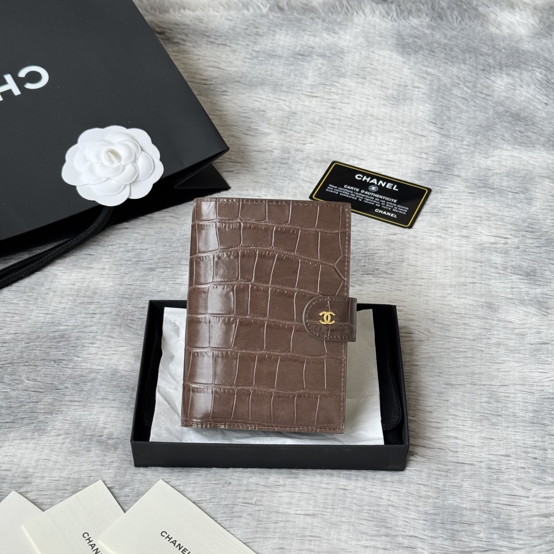 CHANEL Crocodile Passport Case（AP5193-B23786-94305）