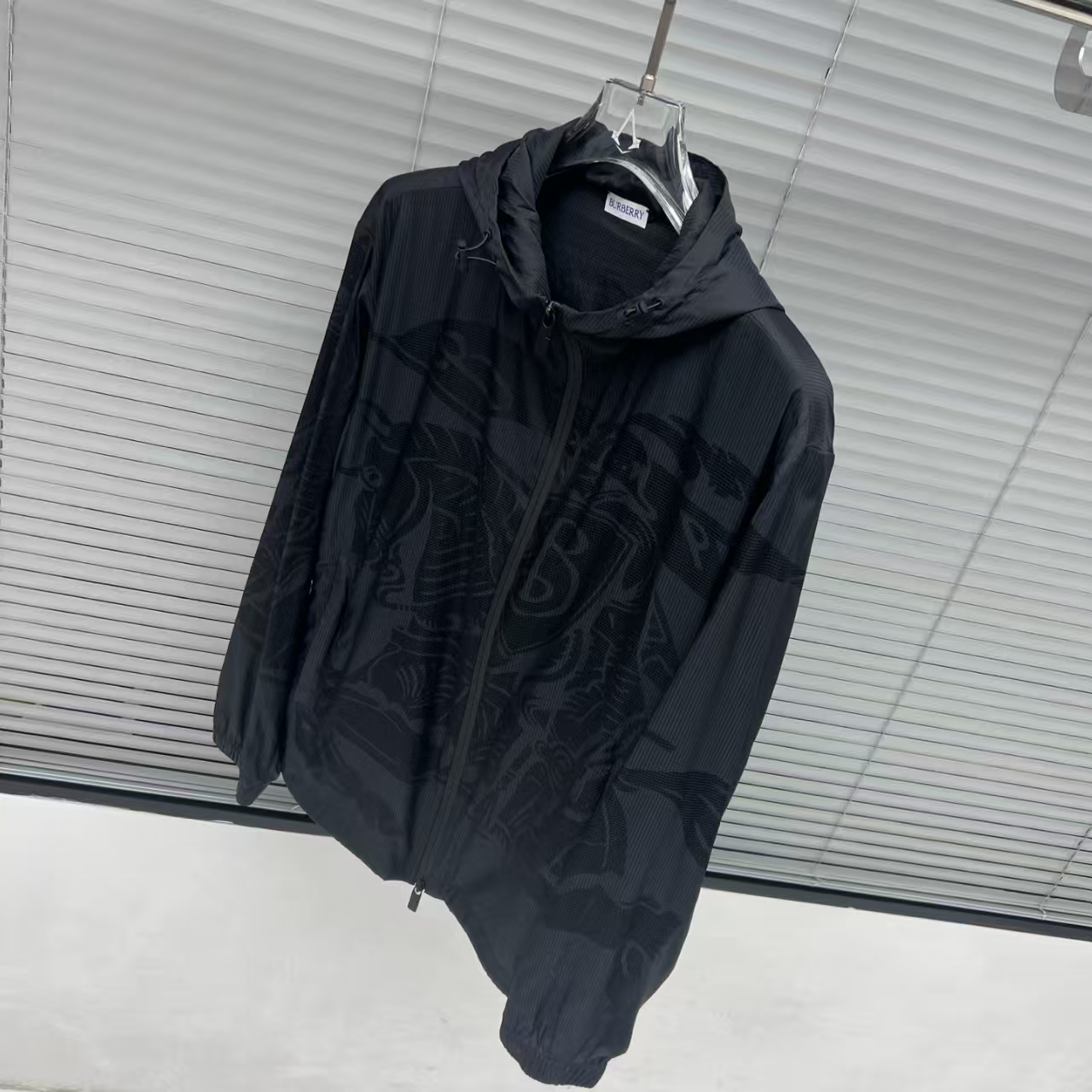 Burberry hooded printed zip-up jacket（BER2025002）