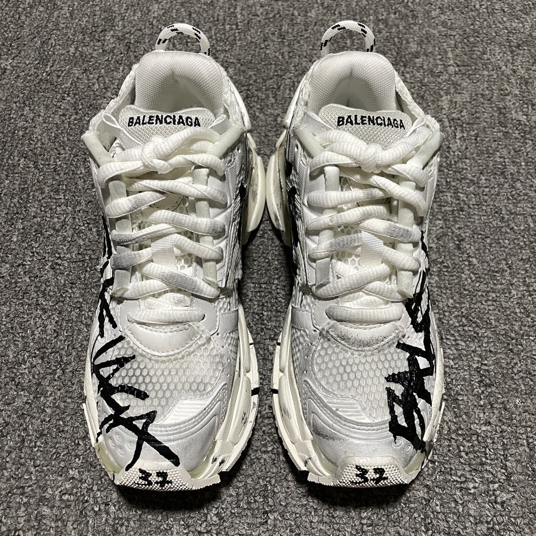 Balenciaga Graffiti Runner Sneakers（677403 W3RBQ 9010）