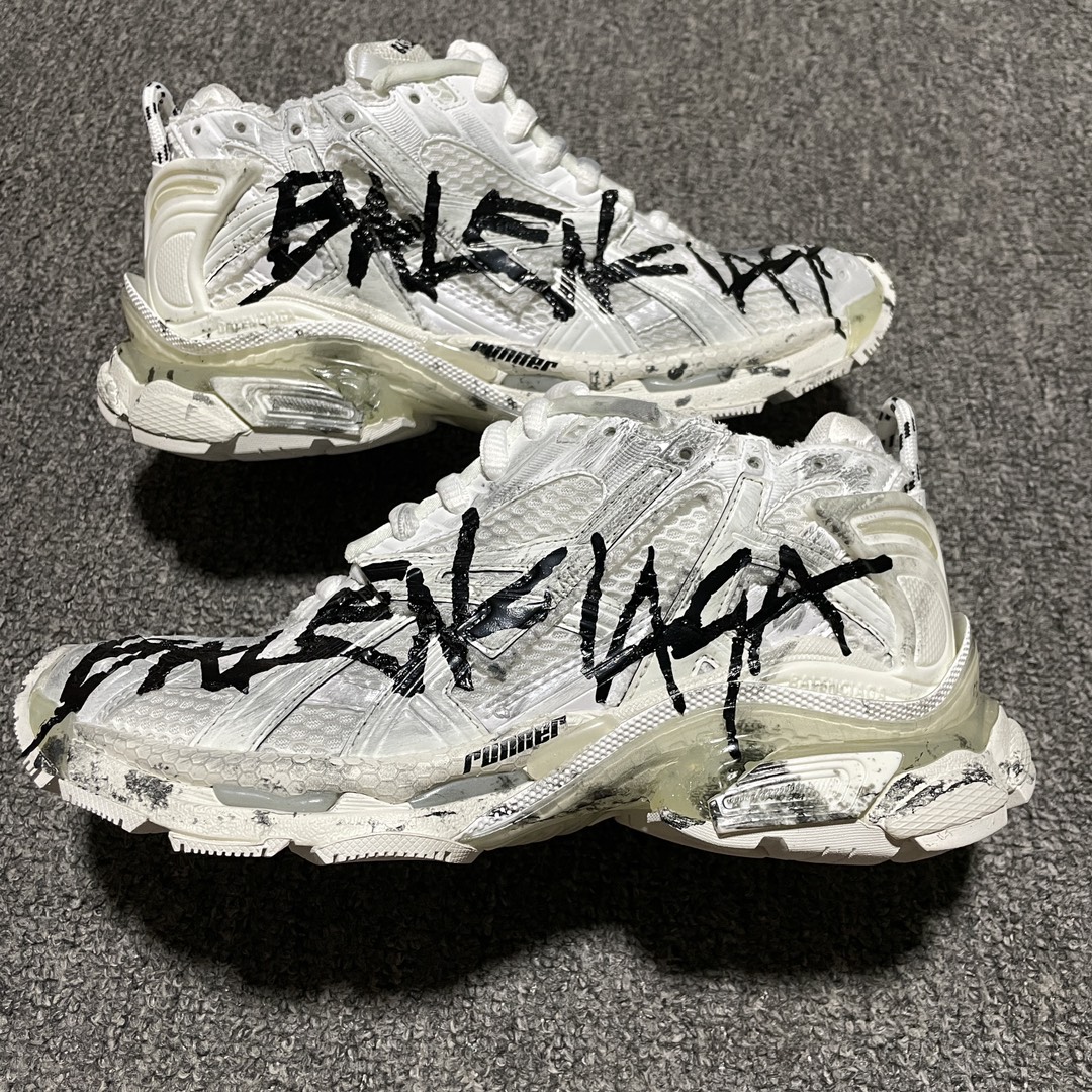 Balenciaga Graffiti Runner Sneakers（677403 W3RBQ 9010）