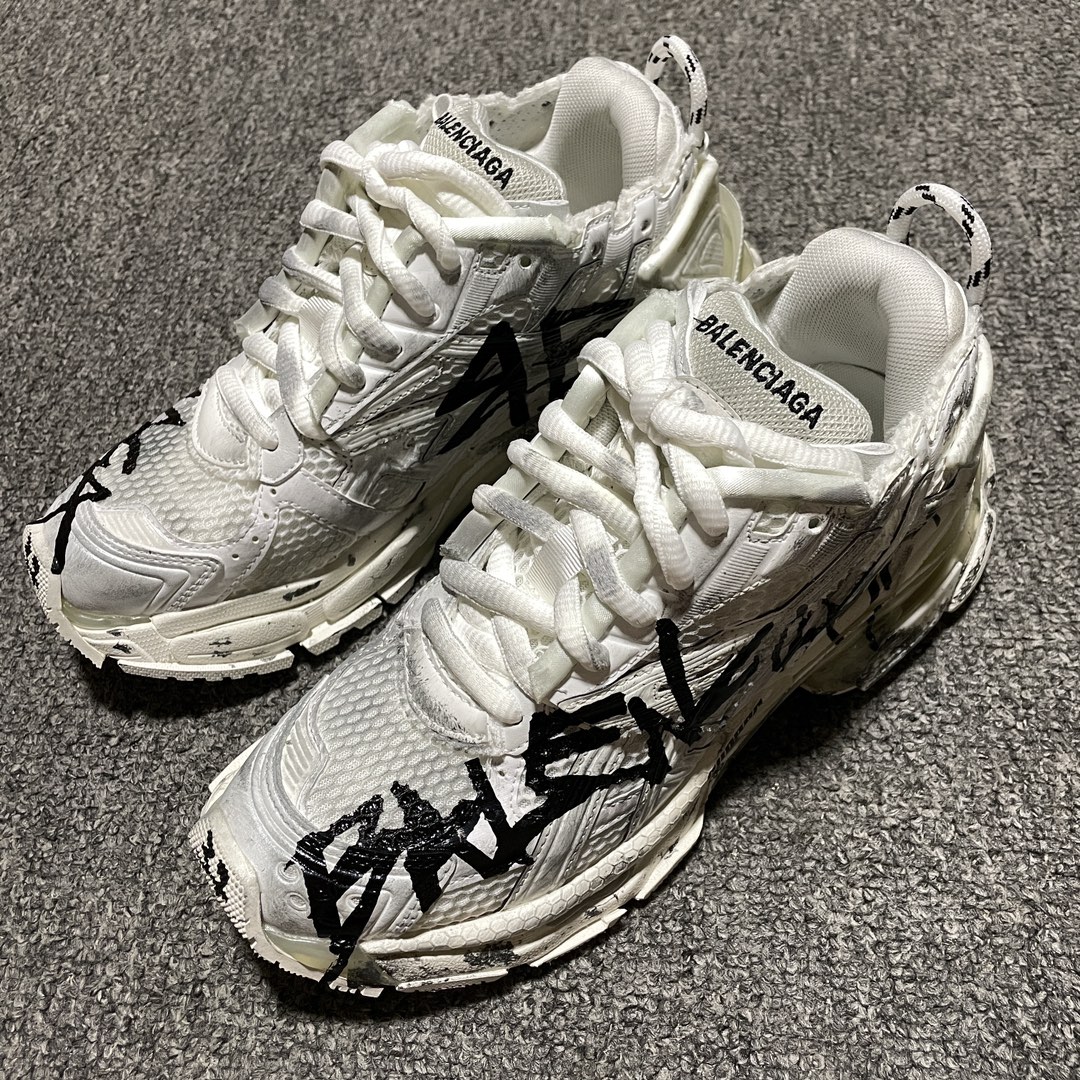 Balenciaga Graffiti Runner Sneakers（677403 W3RBQ 9010）