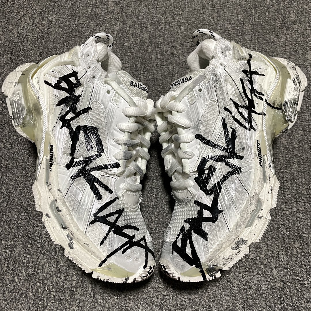 Balenciaga Graffiti Runner Sneakers（677403 W3RBQ 9010）