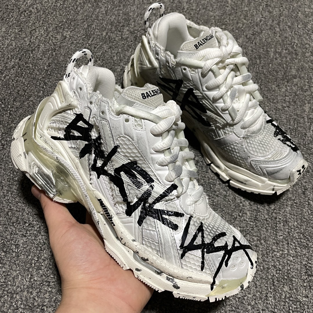 Balenciaga Graffiti Runner Sneakers（677403 W3RBQ 9010）