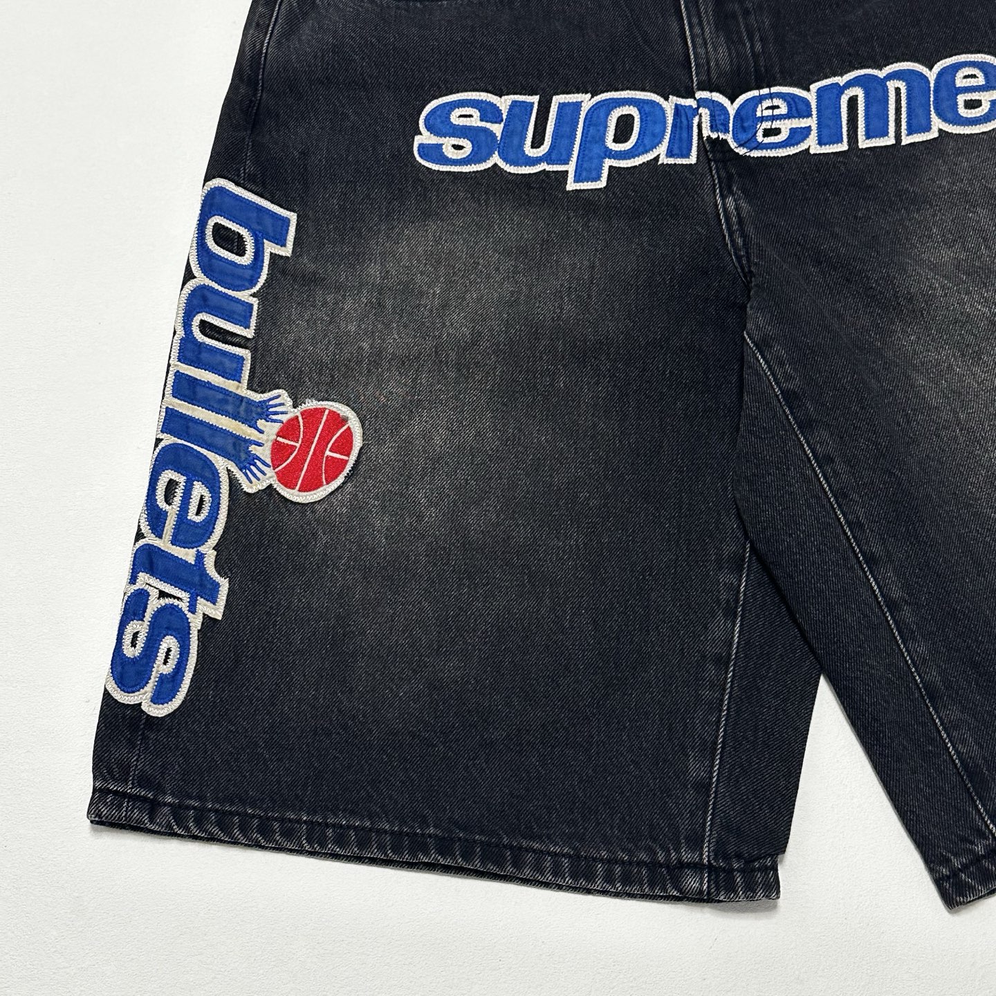 Supreme x Mitchell & Ness Washington Bullets Baggy Denim Short "Washed Black"（SUP-SS26-280）