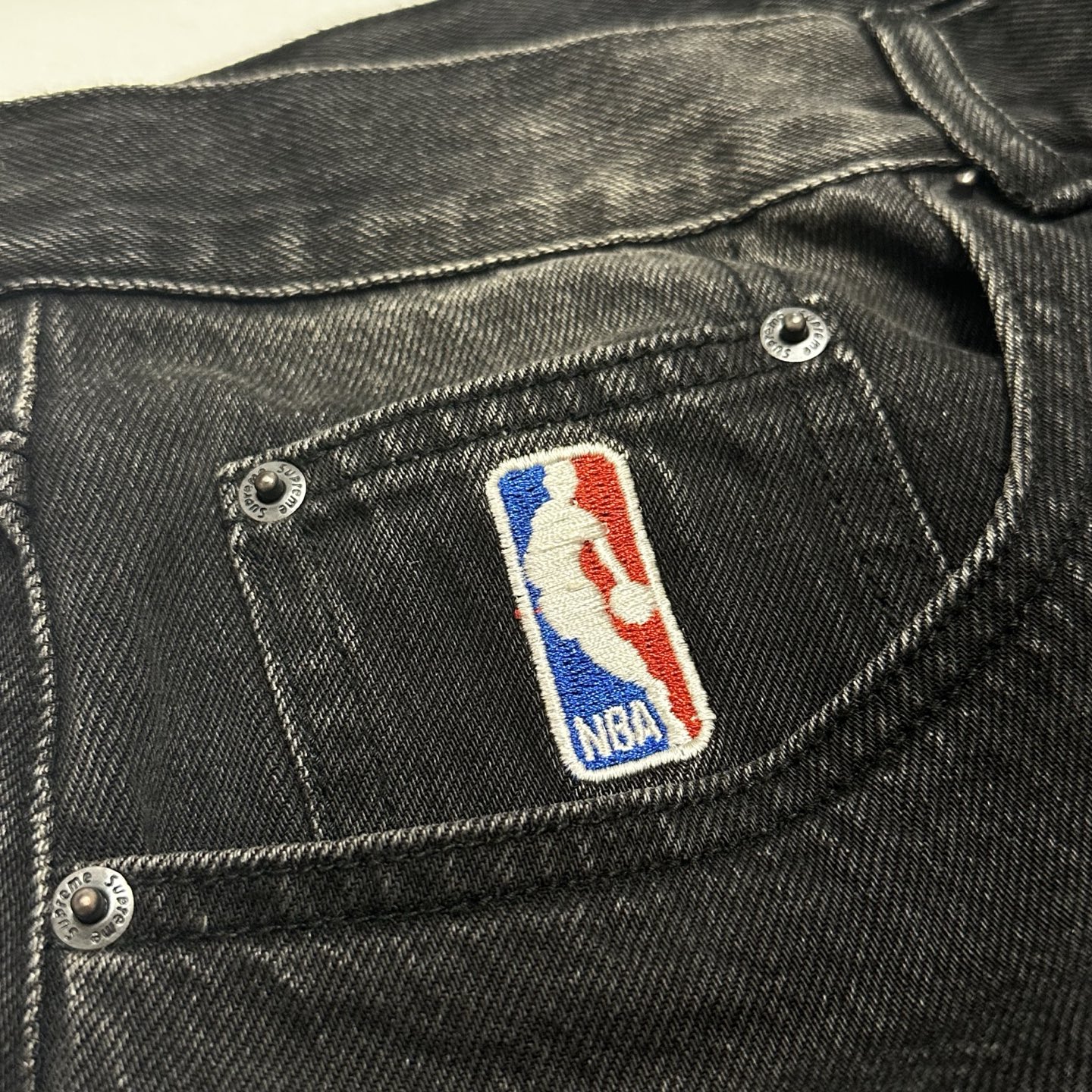 Supreme x Mitchell & Ness Washington Bullets Baggy Denim Short "Washed Black"（SUP-SS26-280）
