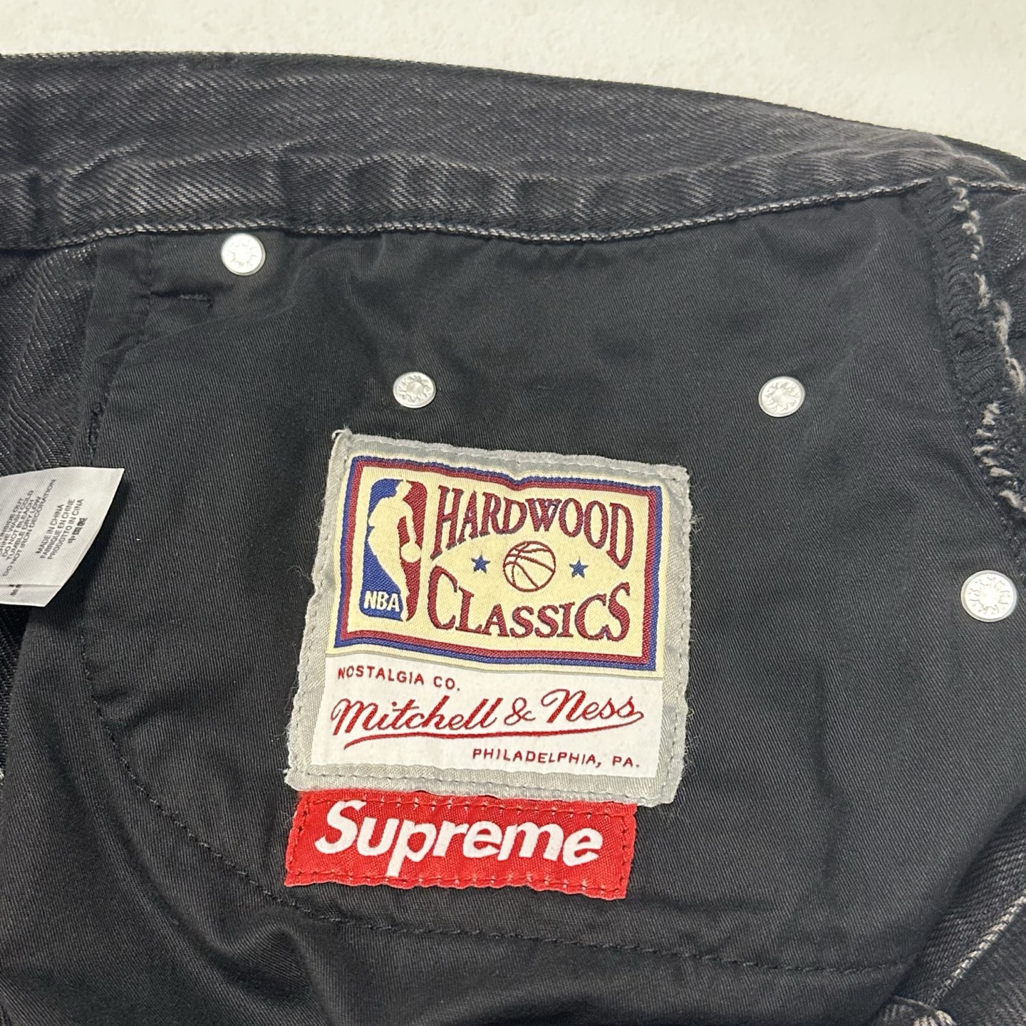 Supreme x Mitchell & Ness Washington Bullets Baggy Denim Short "Washed Black"（SUP-SS26-280）