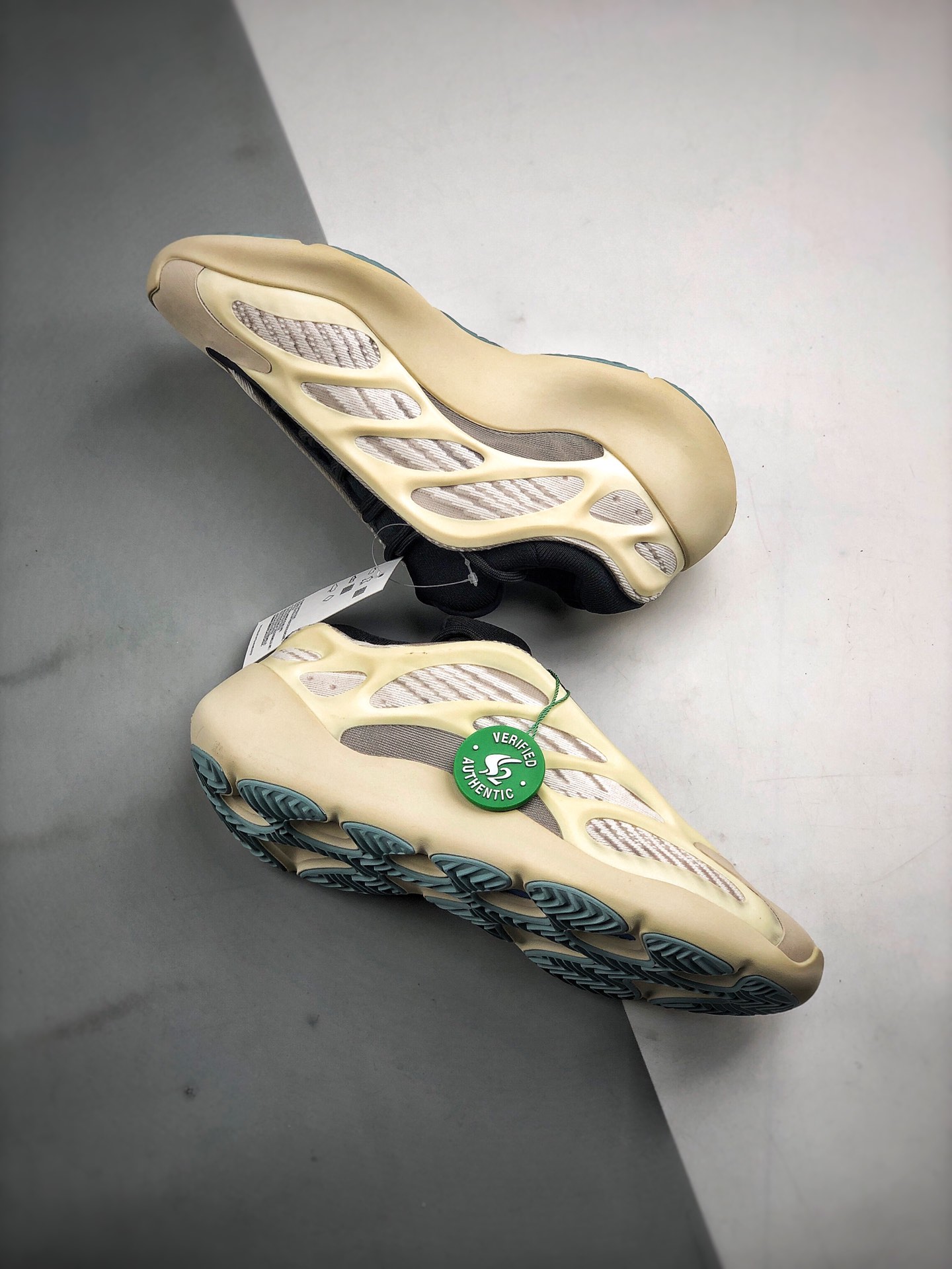adidas YEEZY 700V3 "Azael"（FW4980）