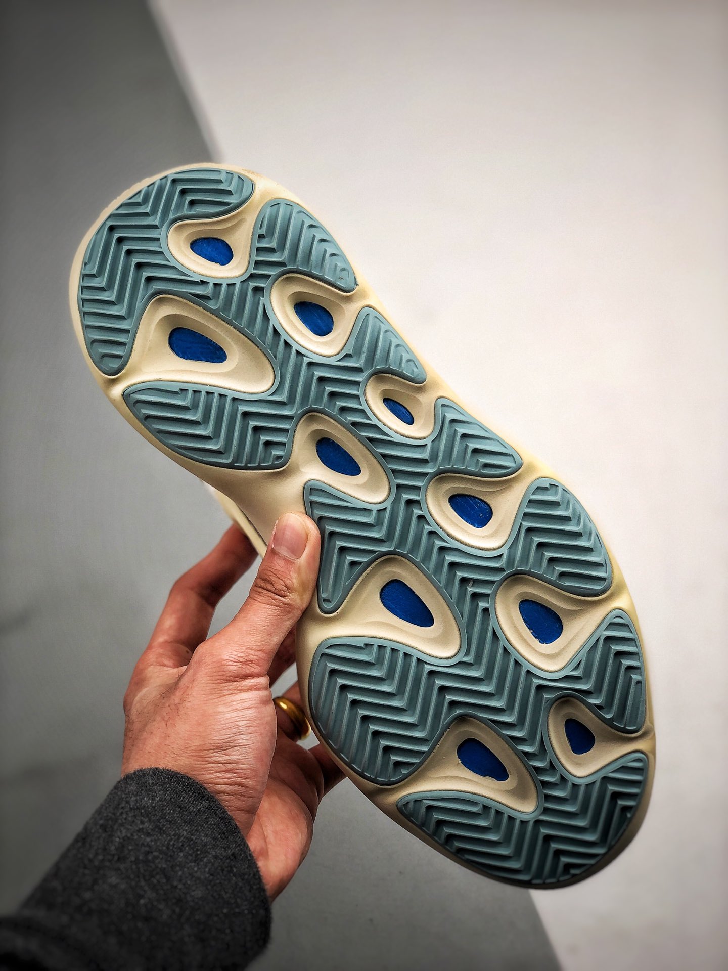 adidas YEEZY 700V3 "Azael"（FW4980）