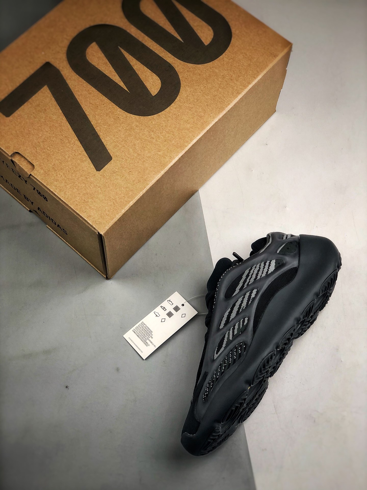 adidas YEEZY 700V3 "Alvah"（H67799）