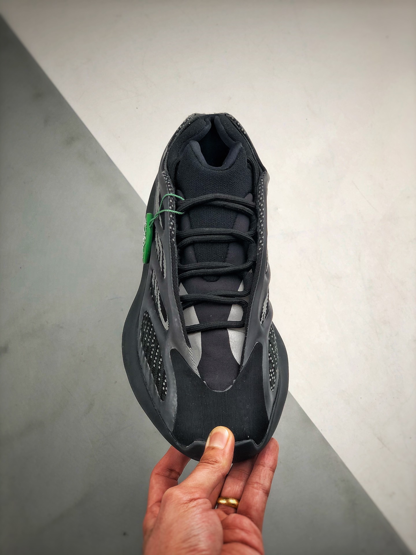 adidas YEEZY 700V3 "Alvah"（H67799）