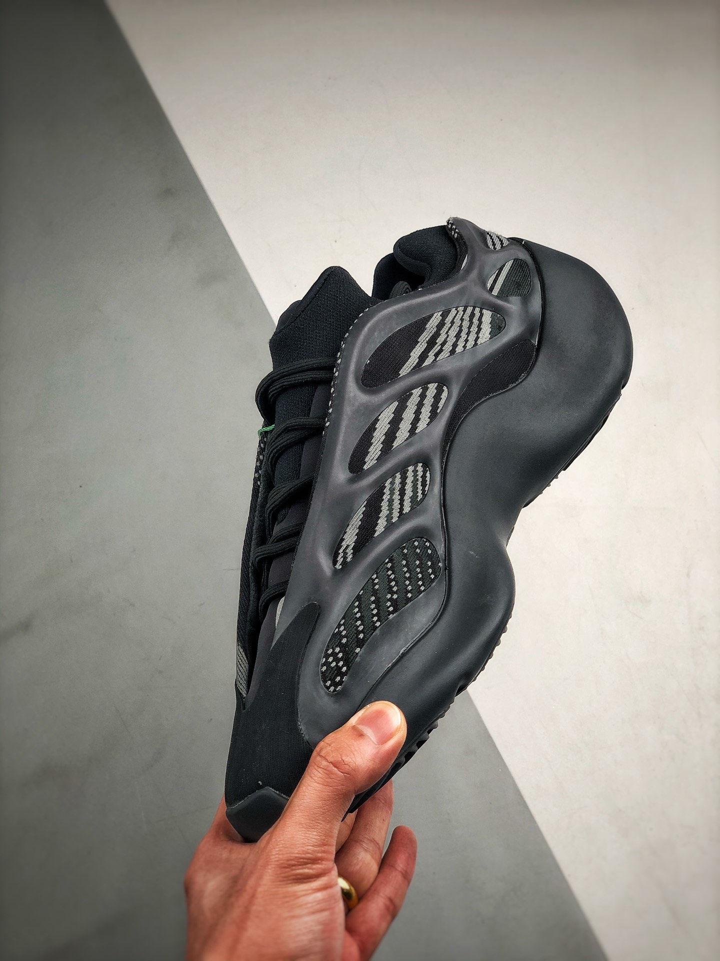 adidas YEEZY 700V3 "Alvah"（H67799）