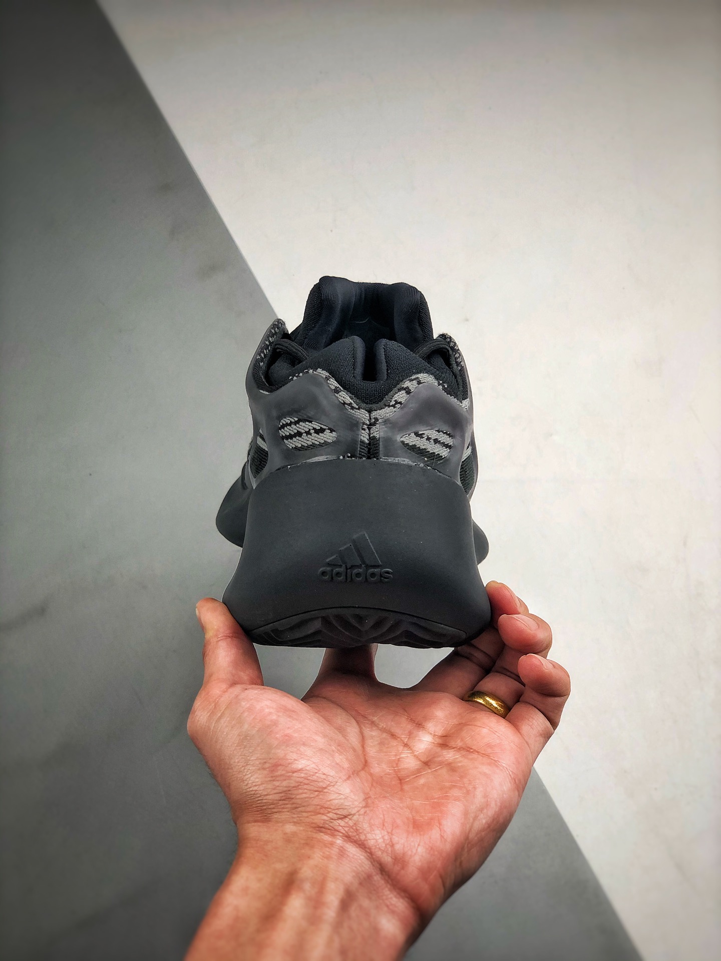 adidas YEEZY 700V3 "Alvah"（H67799）