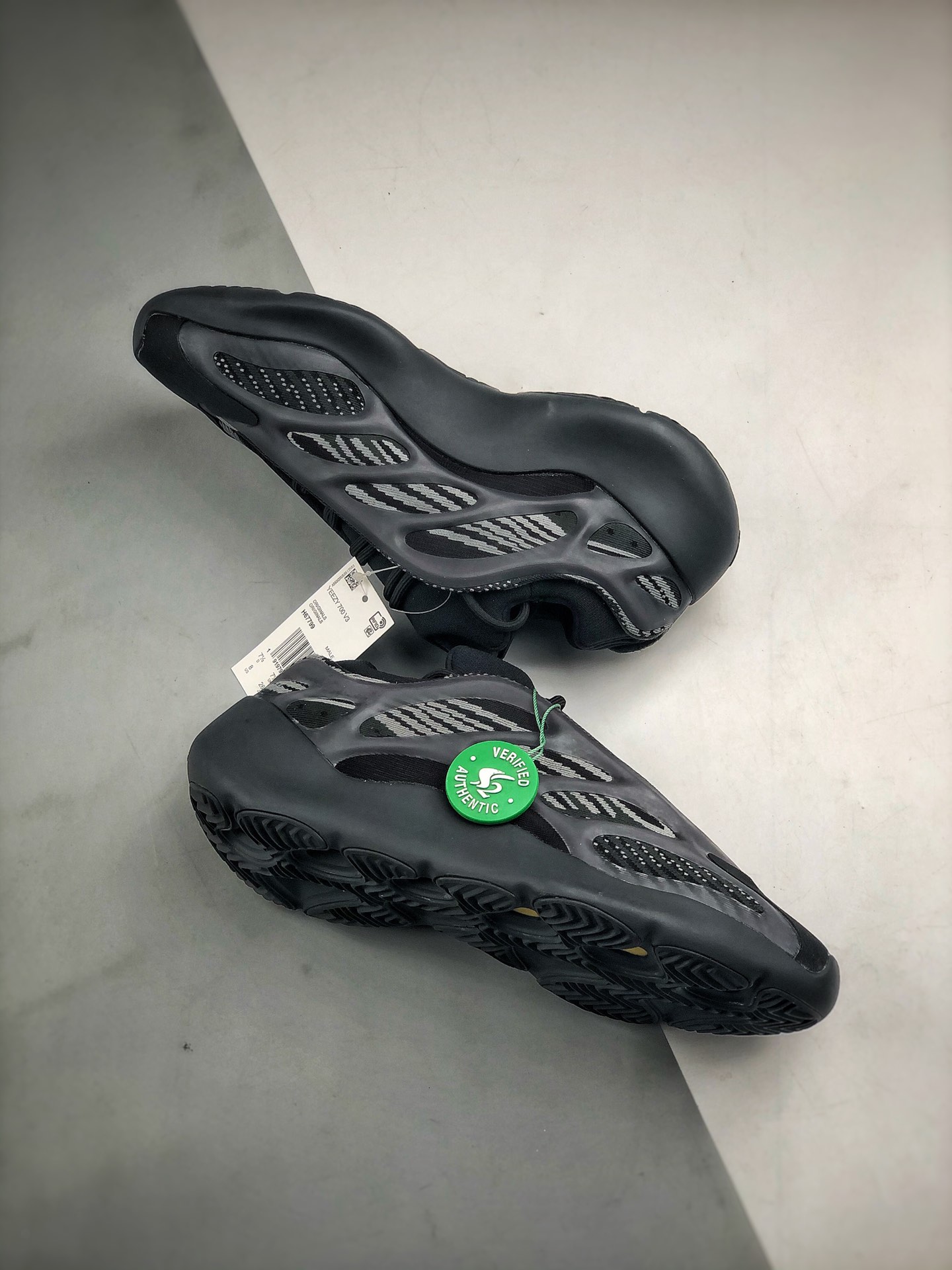 adidas YEEZY 700V3 "Alvah"（H67799）