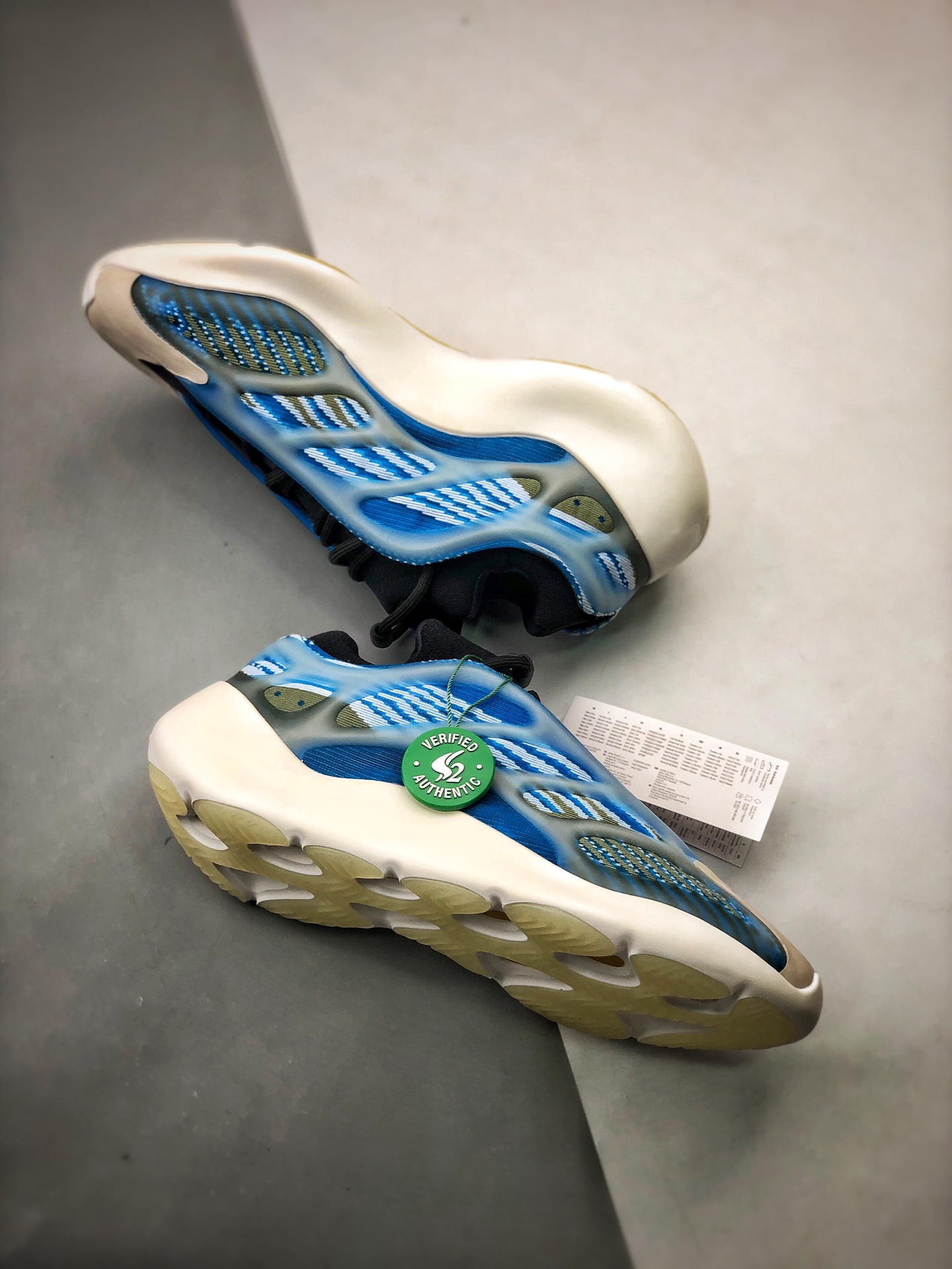 adidas YEEZY 700 V3 "Arzareth"（G54850）