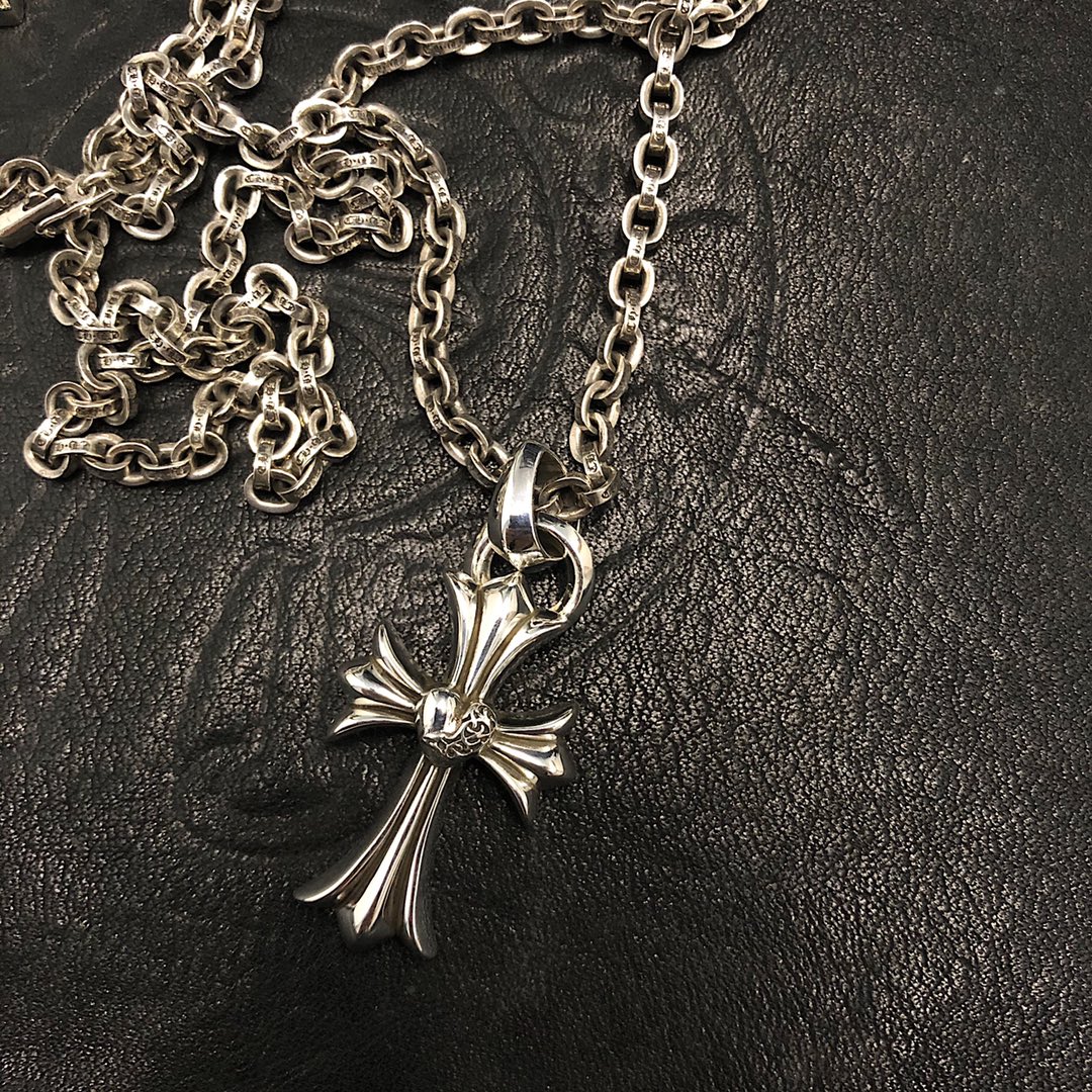 CHROME HEARTS Heart Cross Necklace（CHROME HEARTS 245）