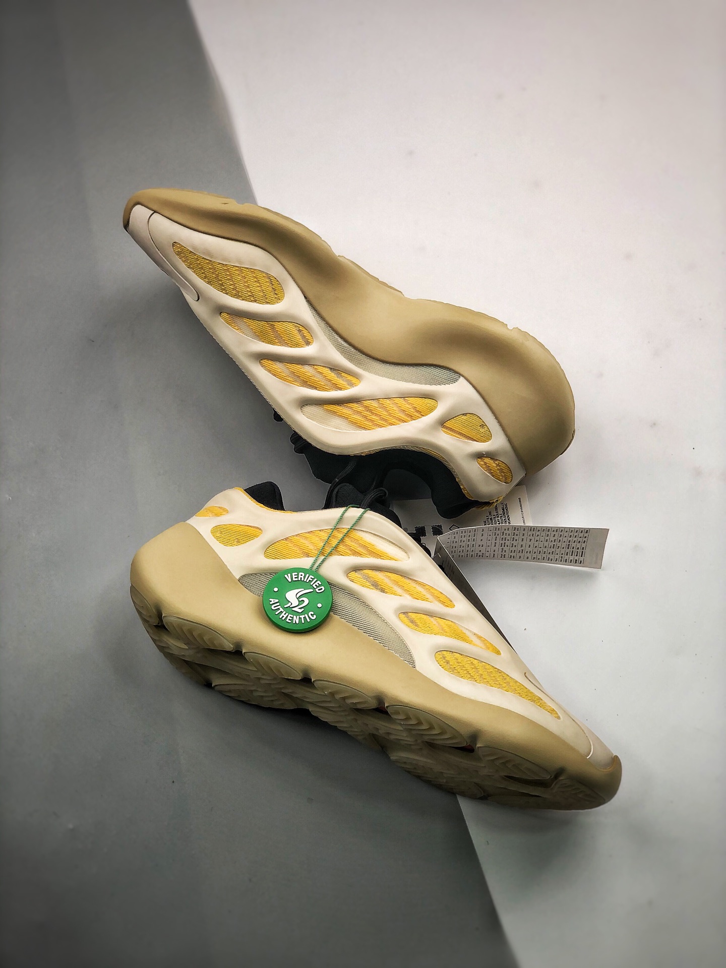 adidas YEEZY 700 V3 "Safflower"（G54853）