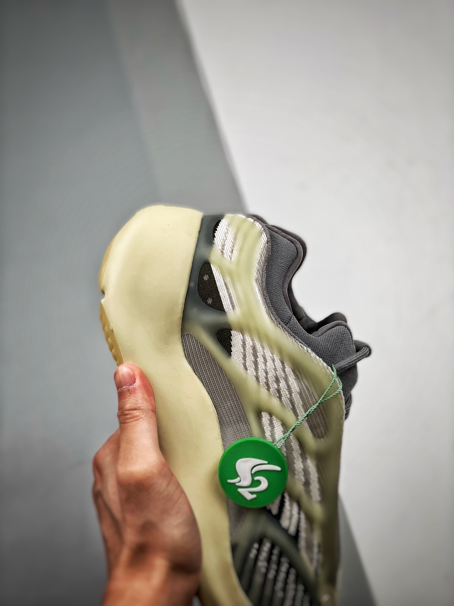 adidas YEEZY 700V3 "Fade Salt"（ID1674）