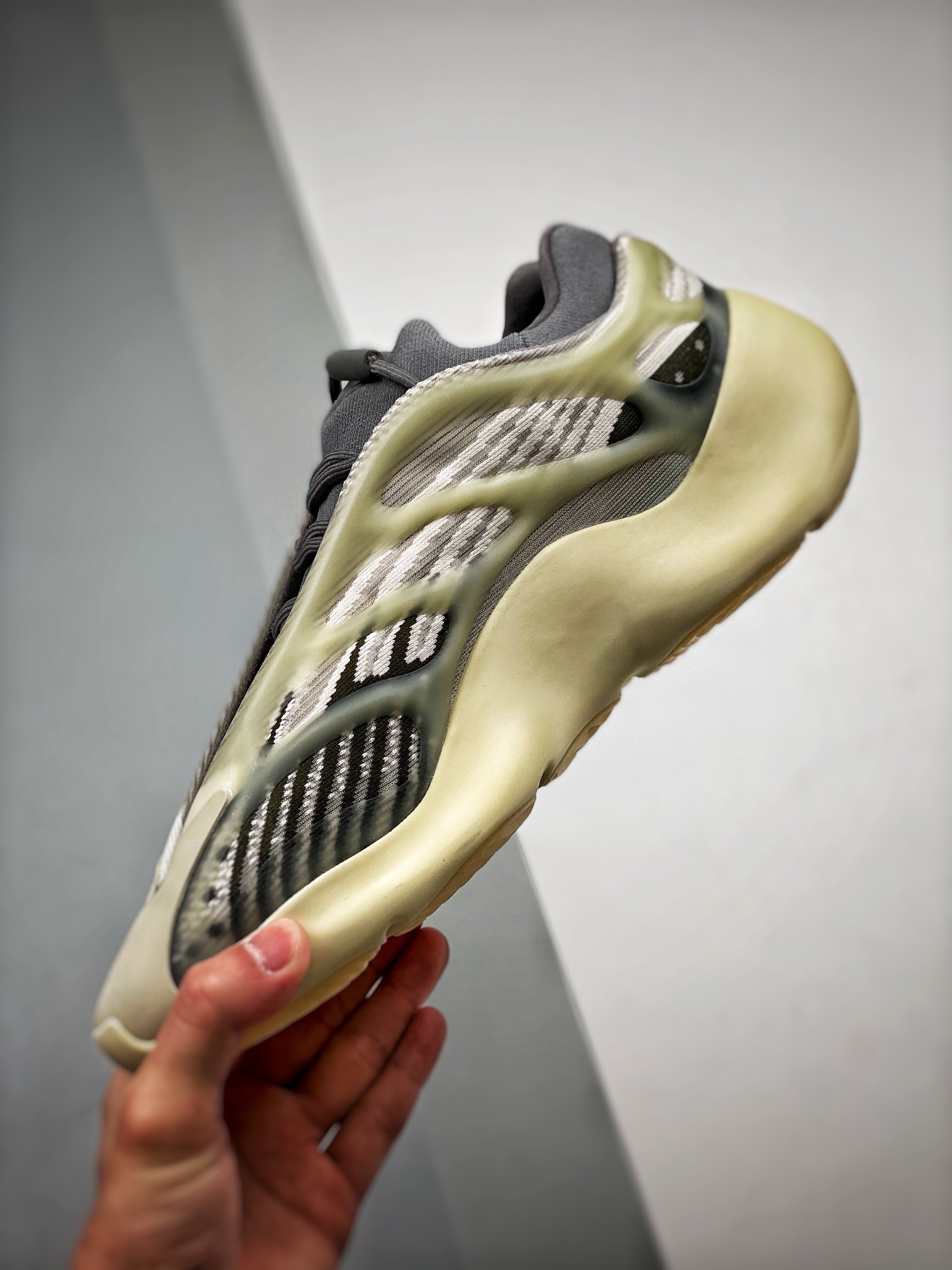 adidas YEEZY 700V3 "Fade Salt"（ID1674）